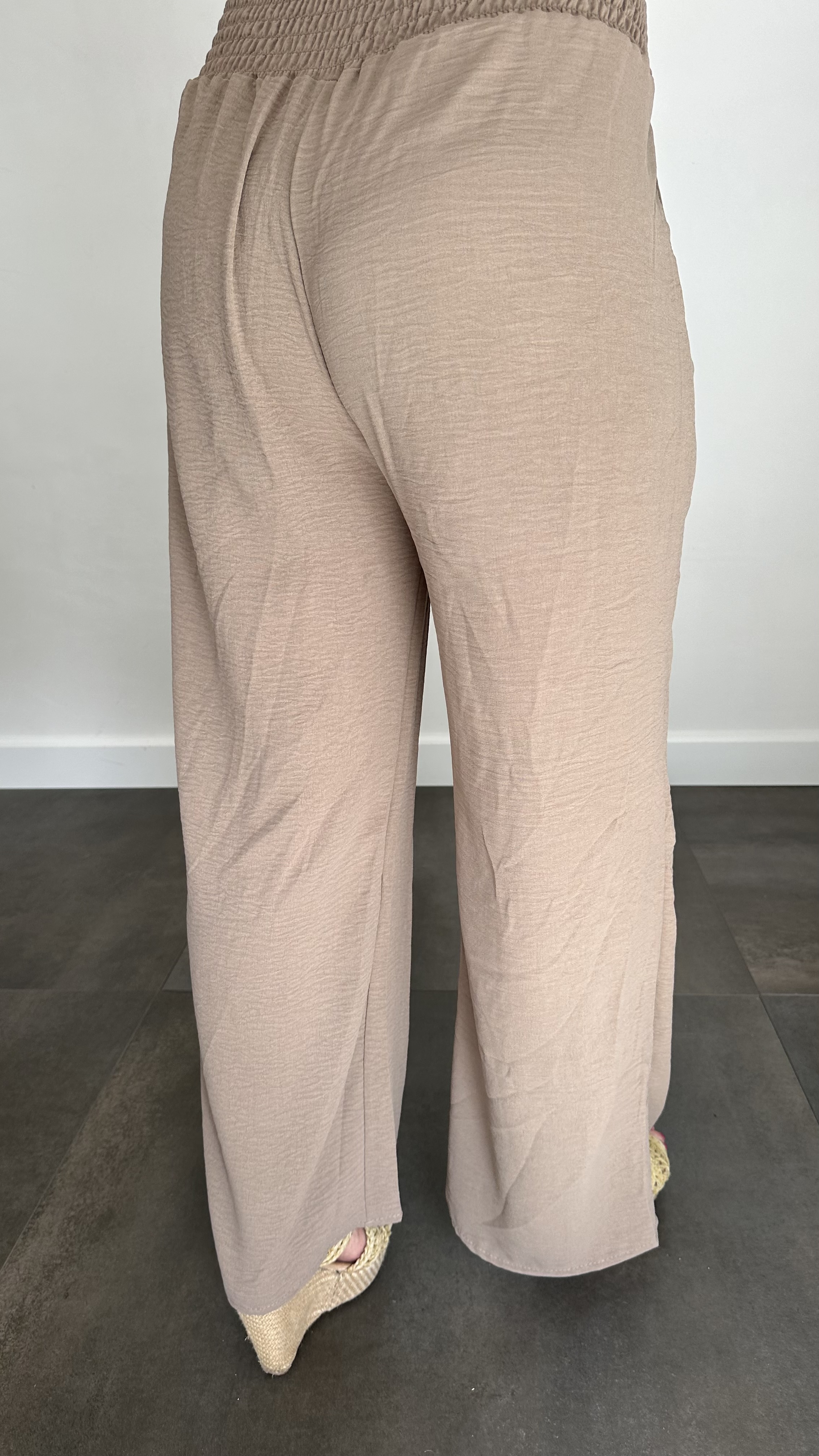 Crepe broek met gesmokte tailleband taupe