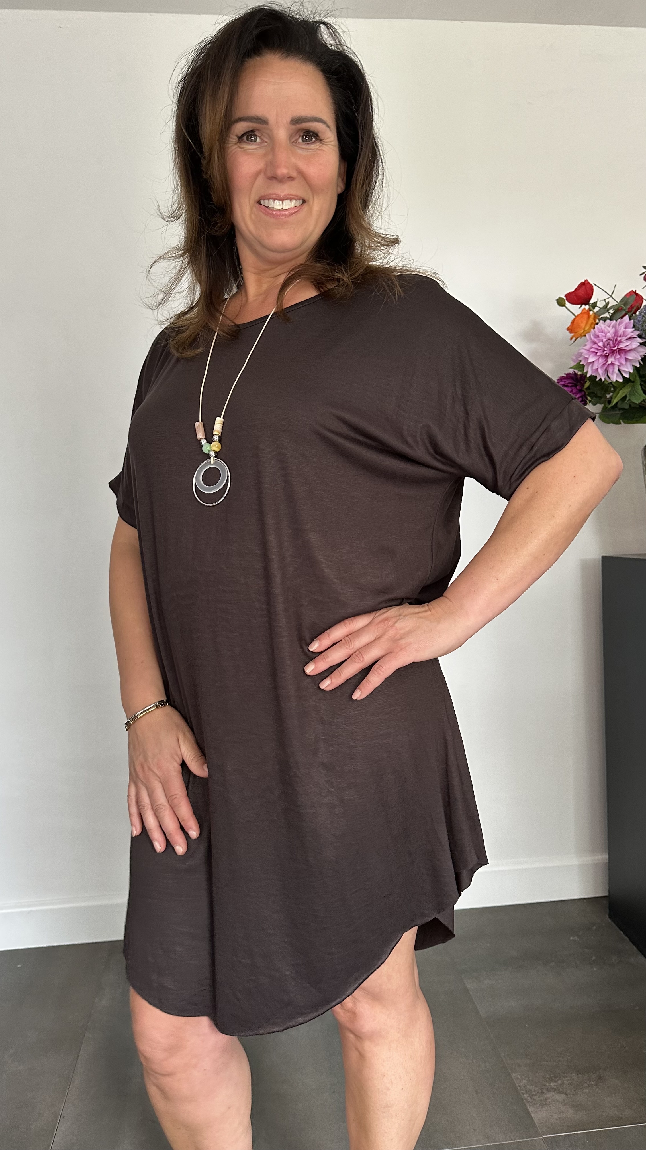 T-shirtjurk met ketting bruin