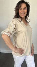Shirt goldy met kanten pofmouw zand