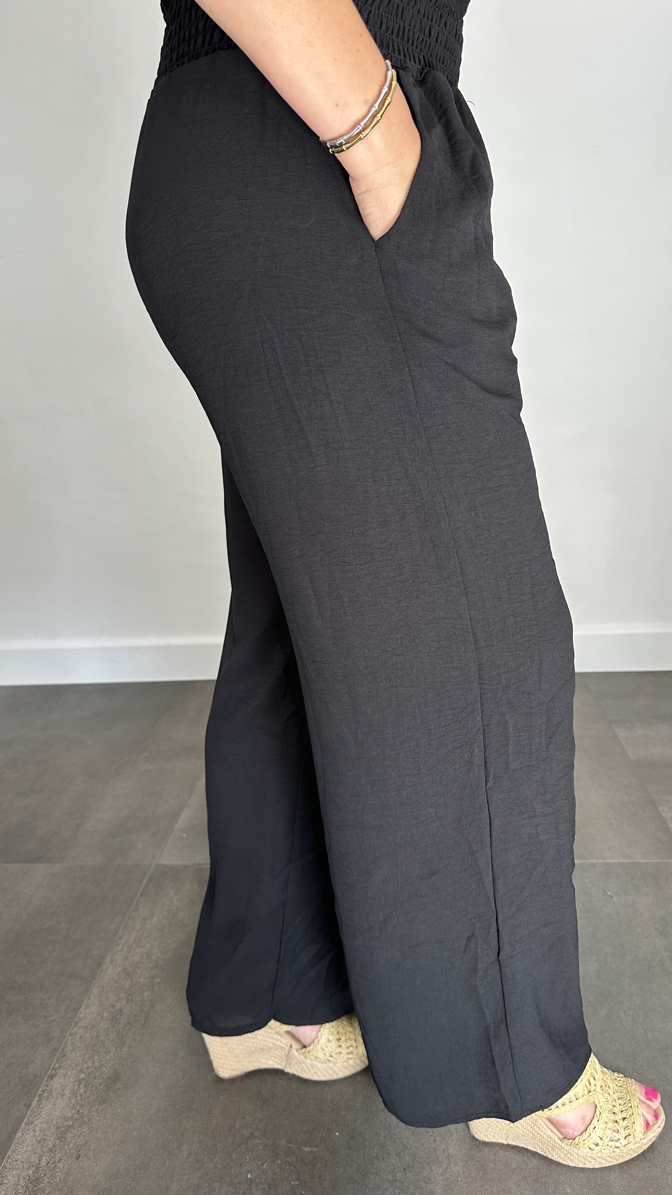 Crepe broek met gesmokte tailleband zwart