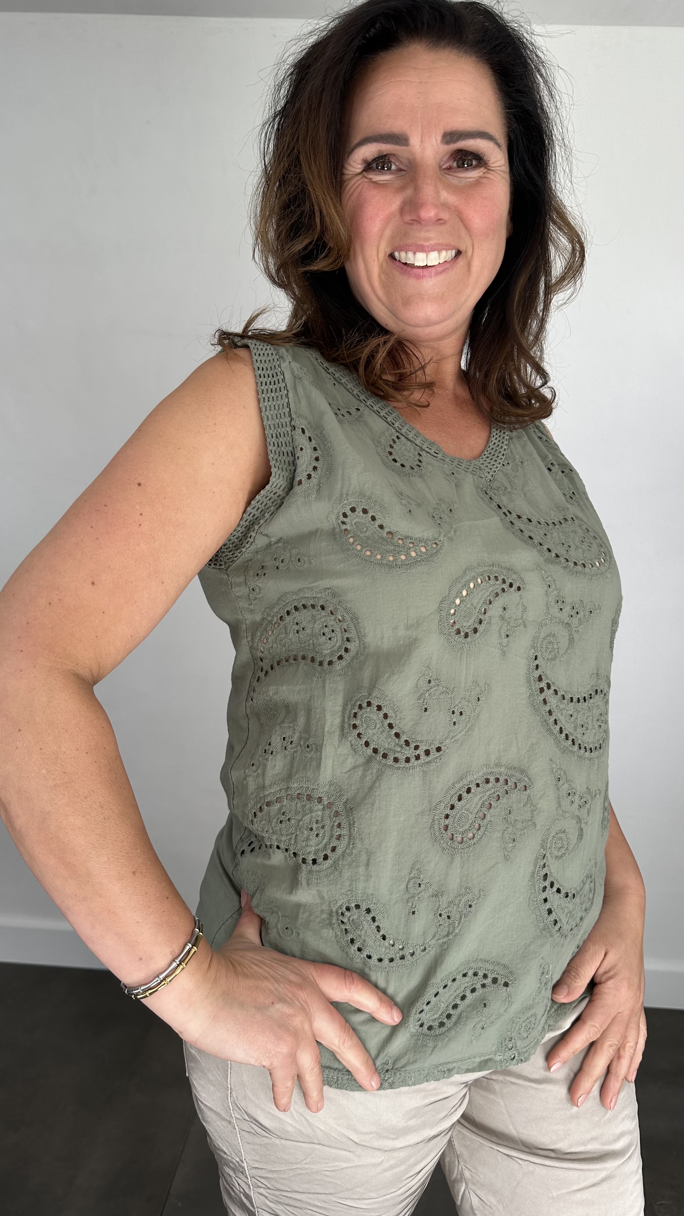 Mouwloze top broderie army