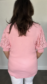 Truitje met v-hals en kanten pofmouw roze