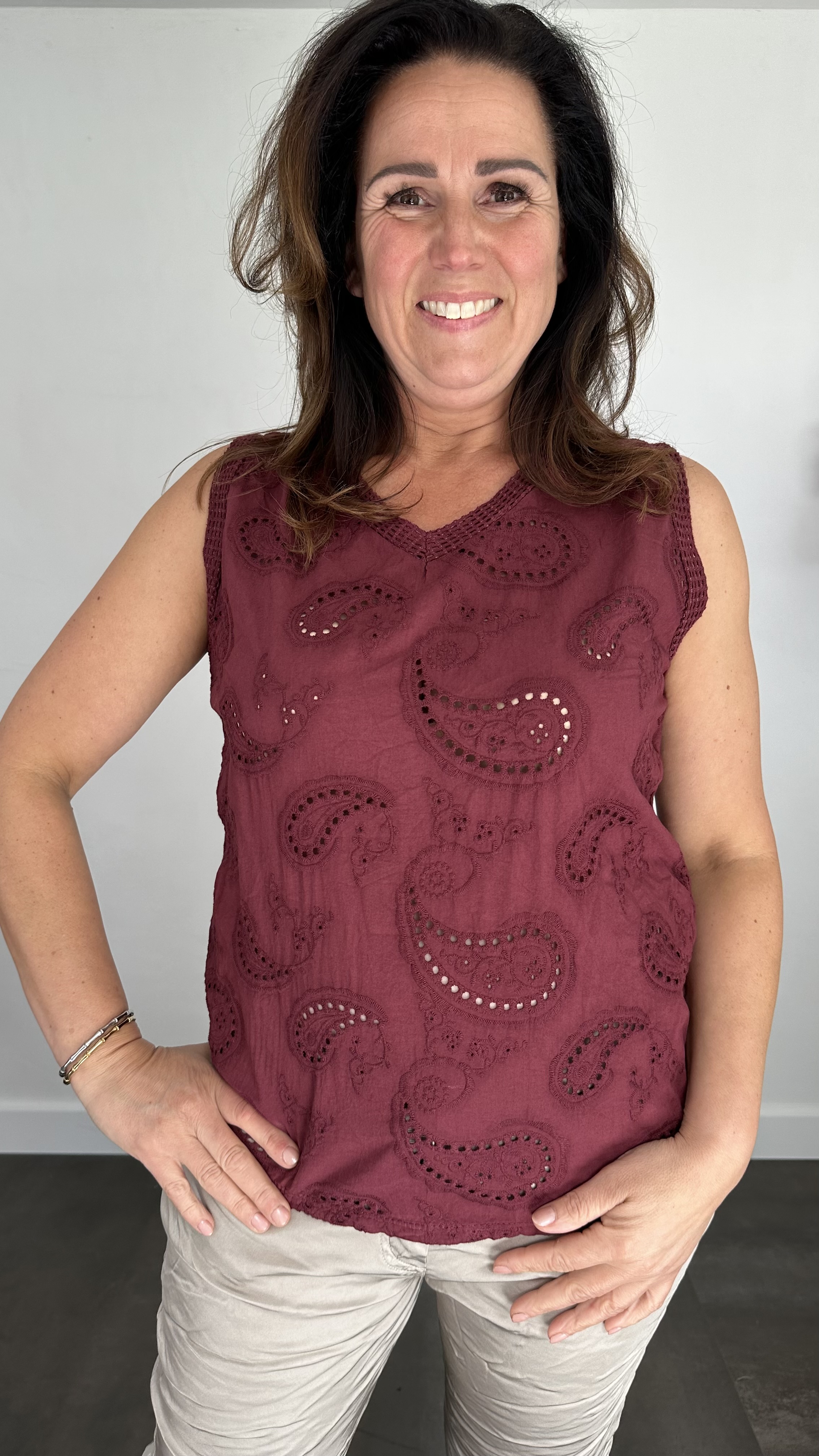 Mouwloze top broderie bordeaux