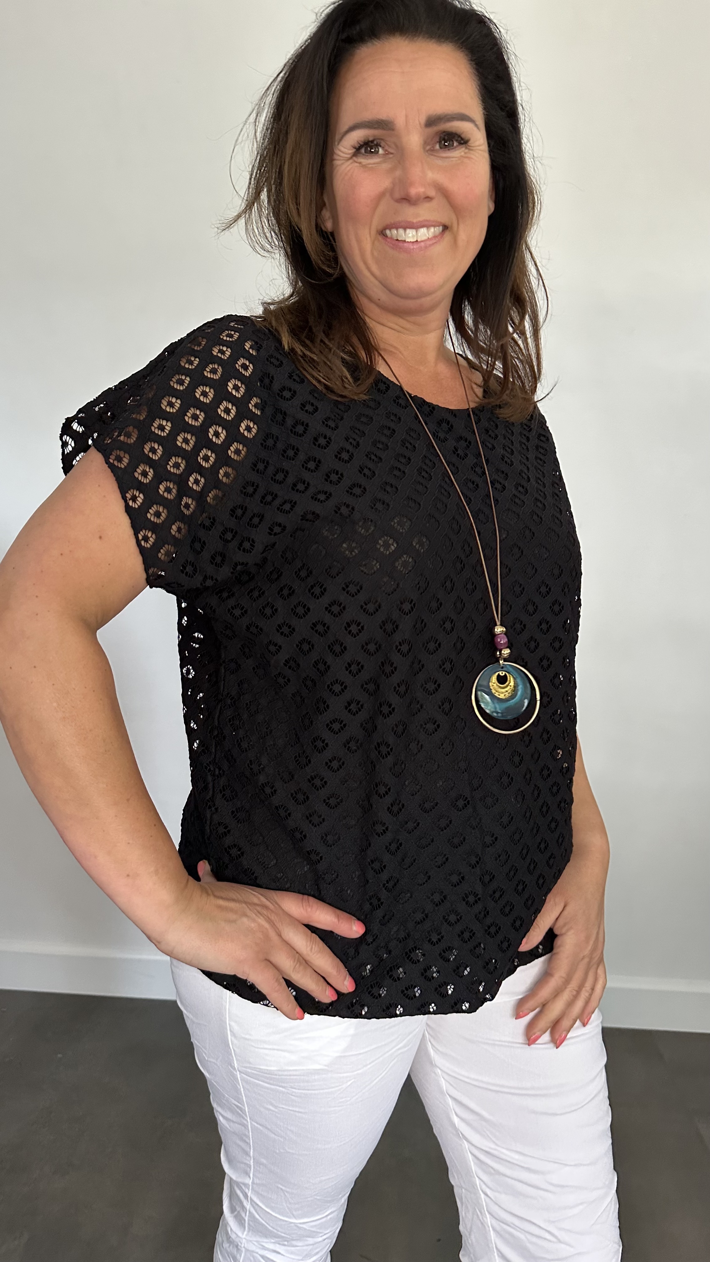 Shirt Joann met ketting zwart