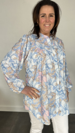 Blouse Lizzy met pofmouw flowers licht blauw