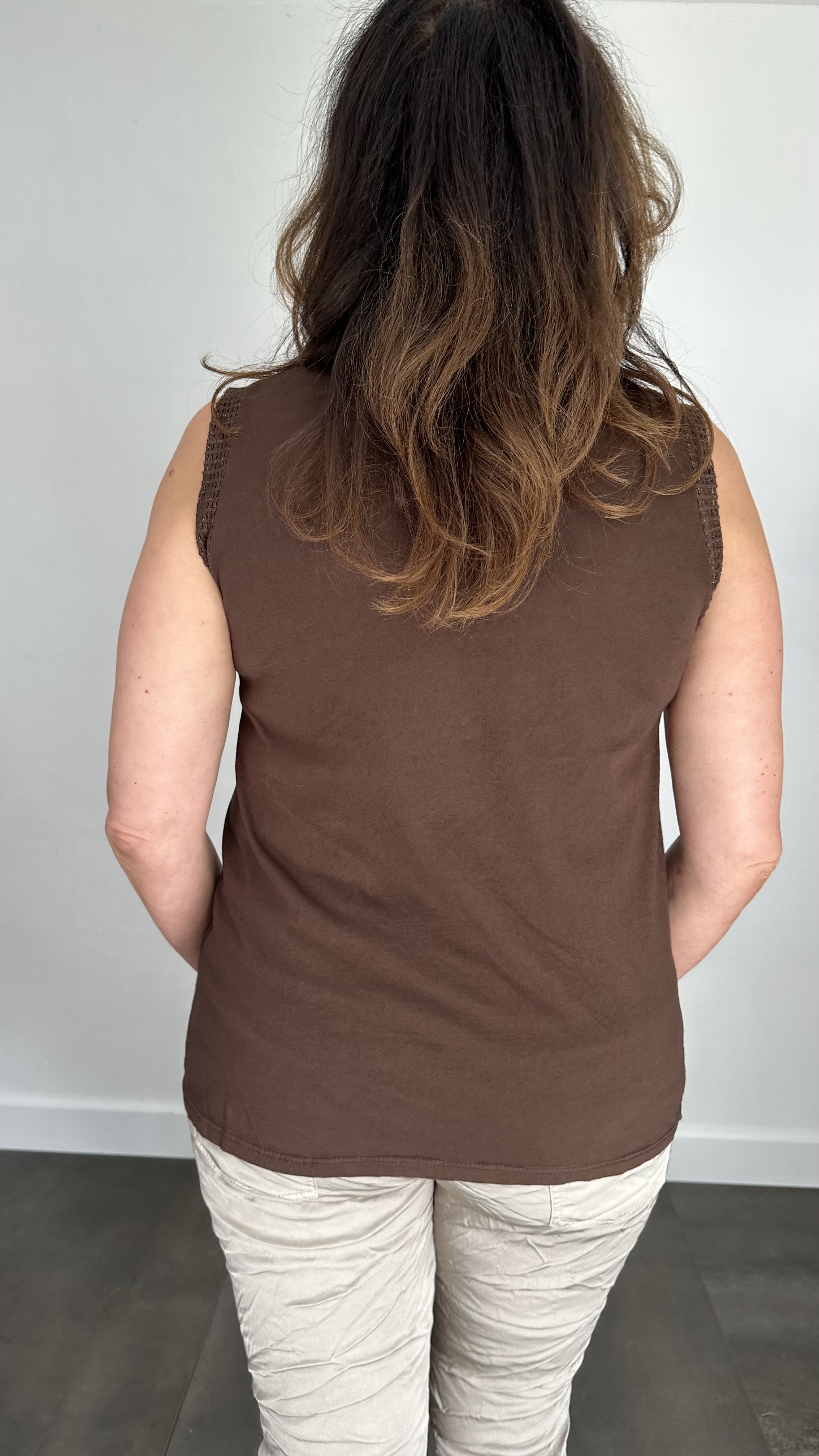 Mouwloze top broderie bruin