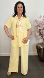 2-Delig pak met v-hals en sjaaltje Geel