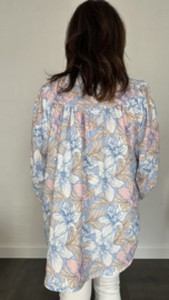 Blouse Lizzy met pofmouw flowers licht blauw