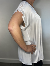 Satijnen t-shirt met opengewerkte mouw wit