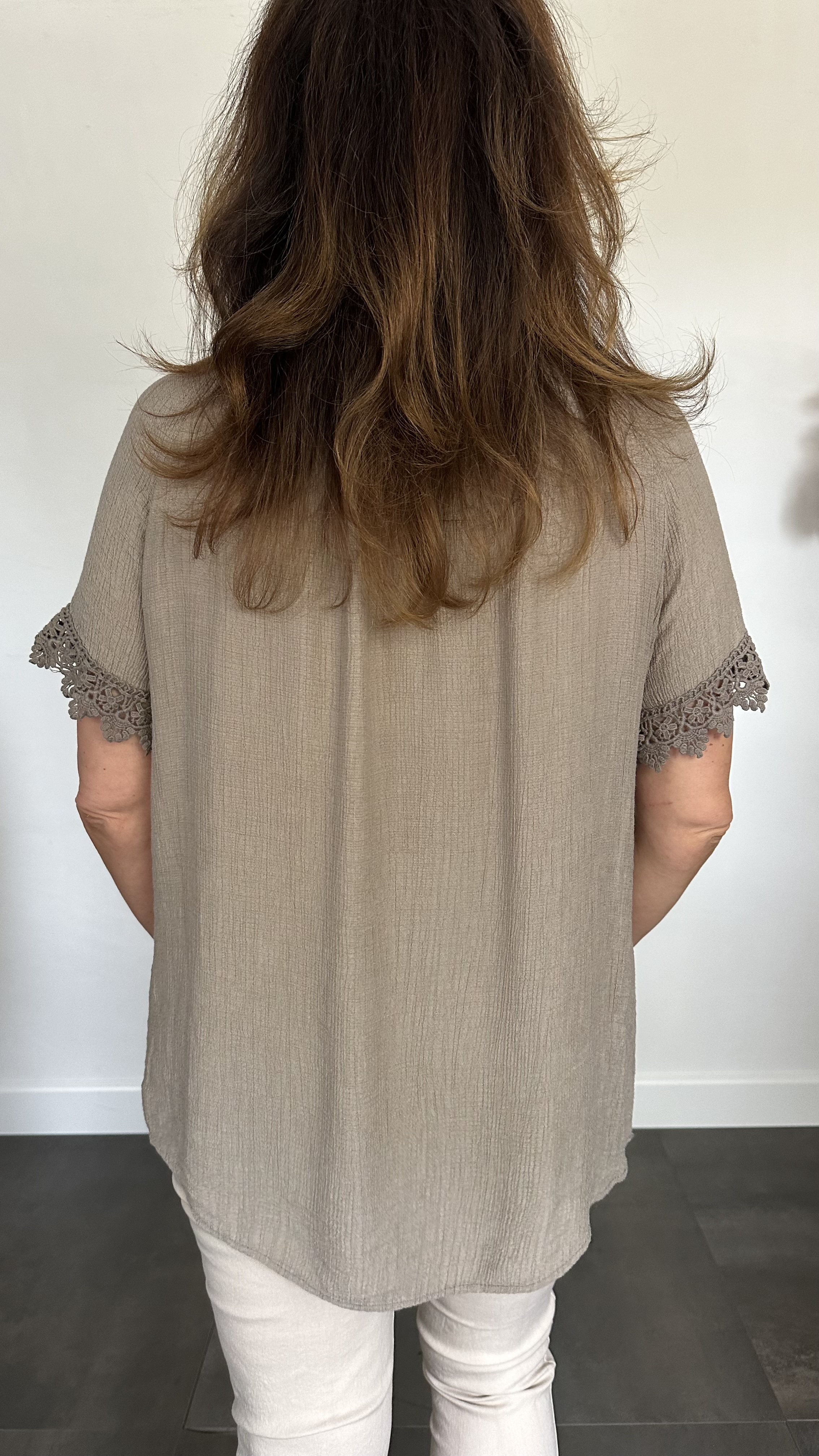Crinkle shirt met kant taupe
