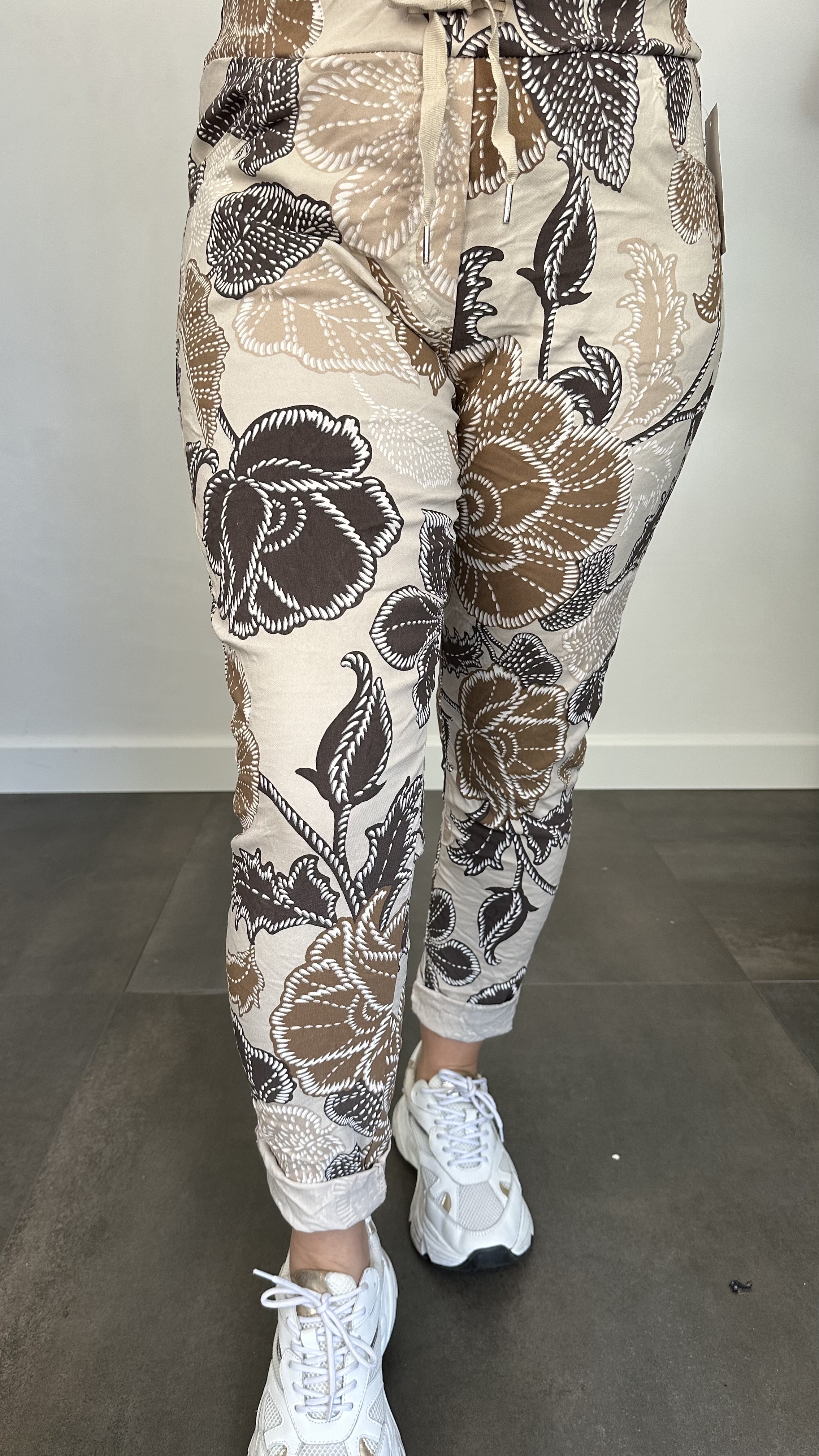 Joggjeans Feline gebloemd zand