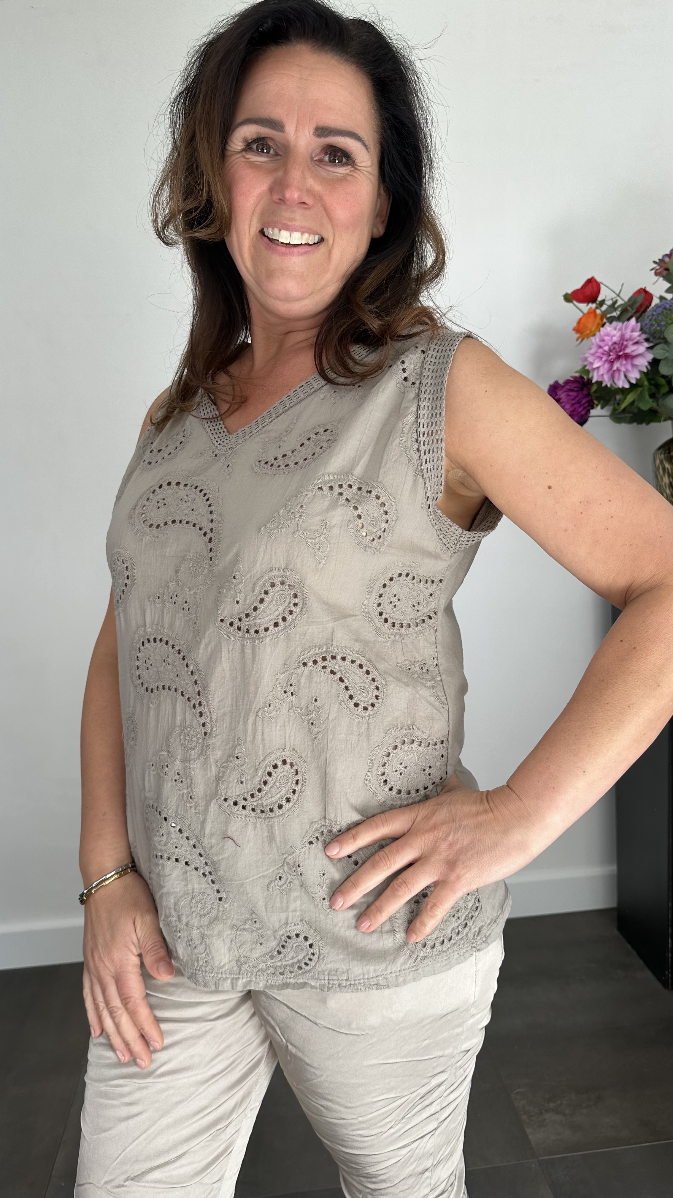 Mouwloze top broderie taupe