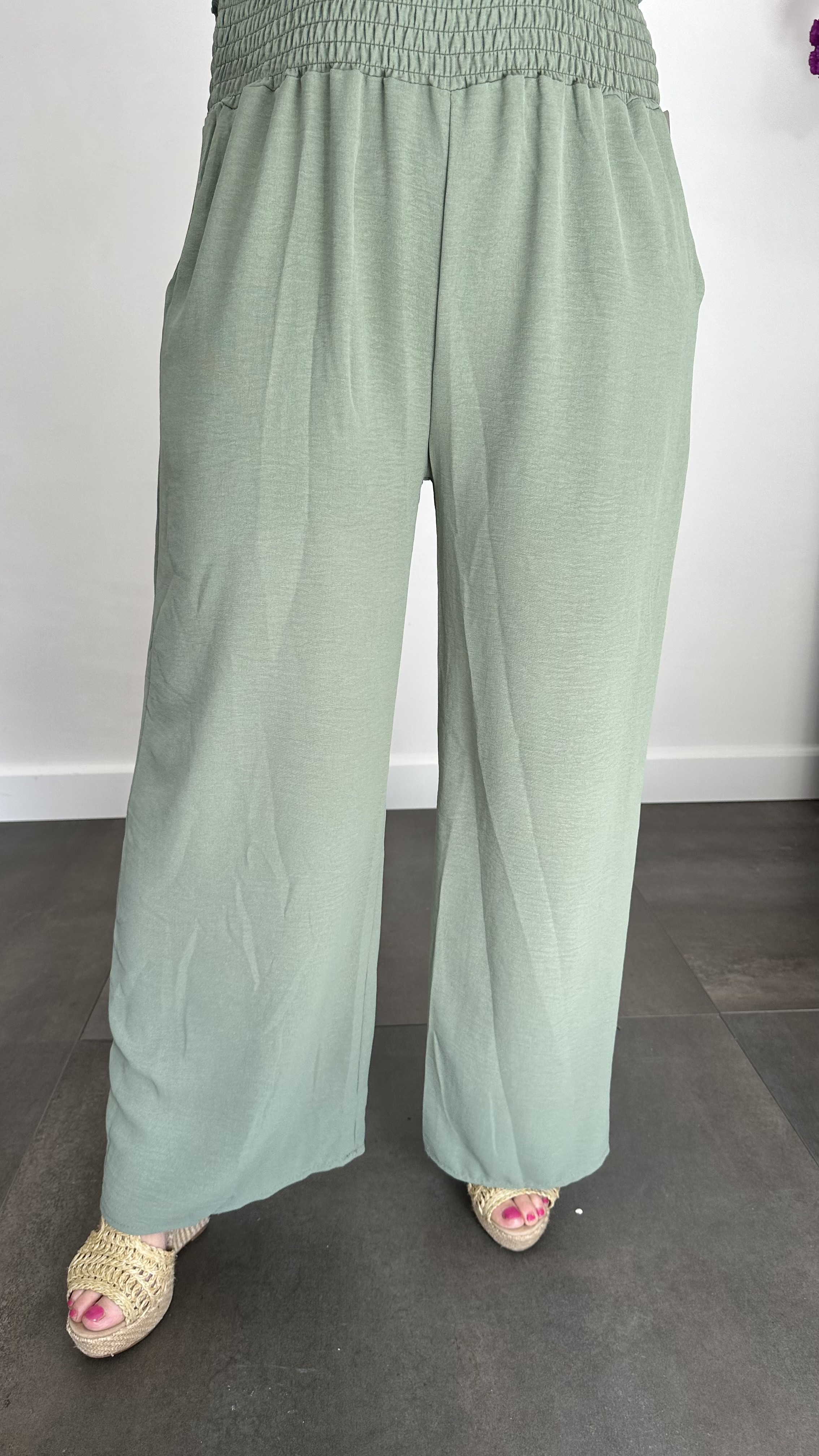 Crepe broek met gesmokte tailleband army