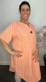 Broderie tuniek met knoop Koraal