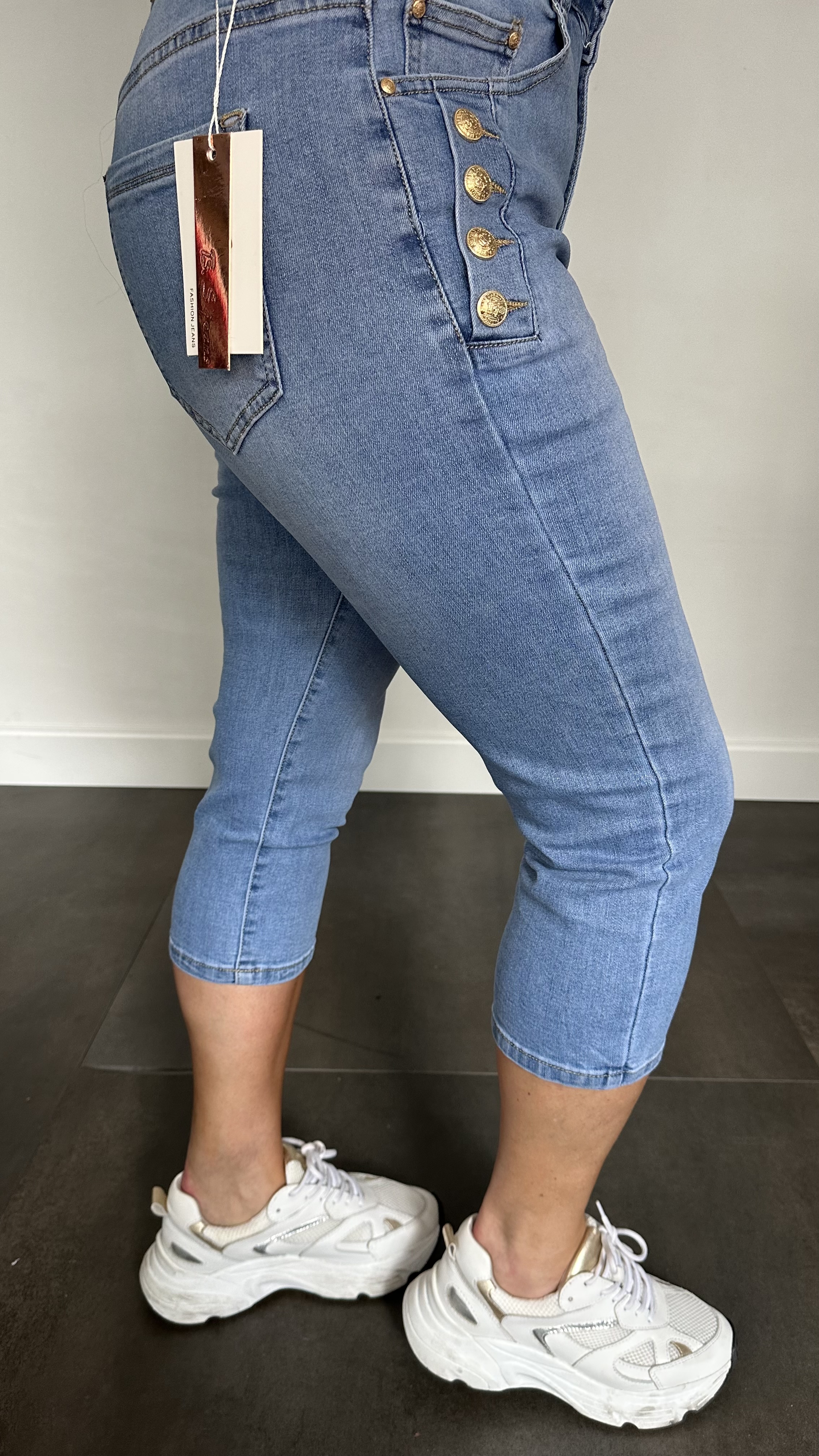 Capri stretch jeans met knopen langs de zak