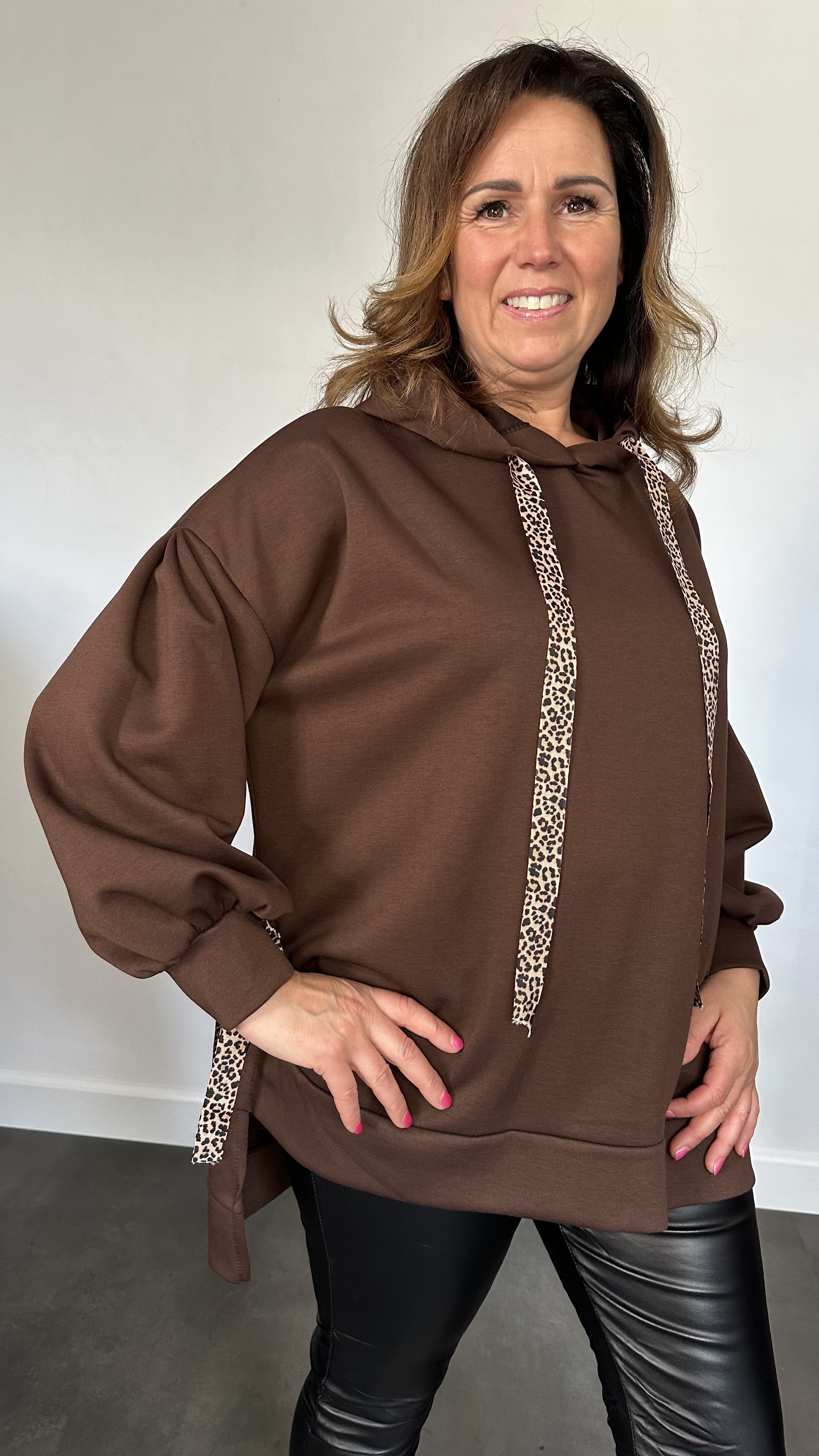 Sweater met capuchon en panter strikken bruin