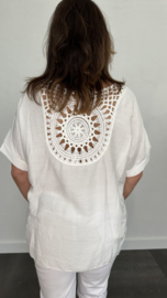Top met gehaakt detail op de rug ecru
