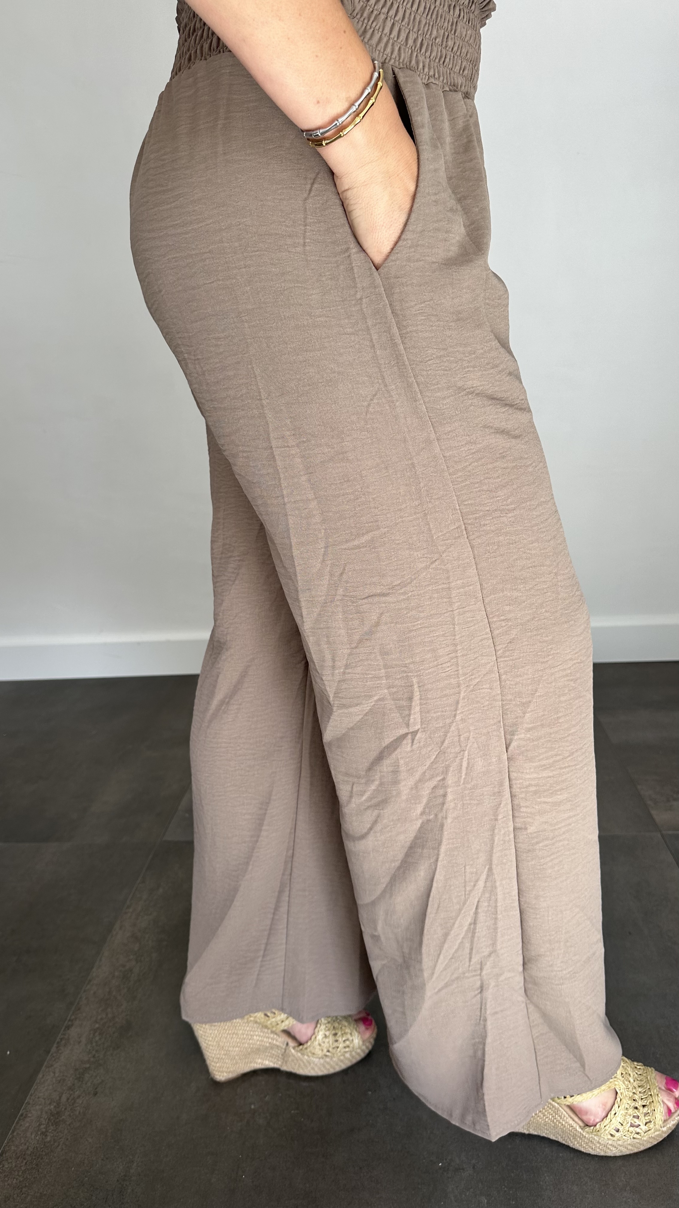 Crepe broek met gesmokte tailleband taupe