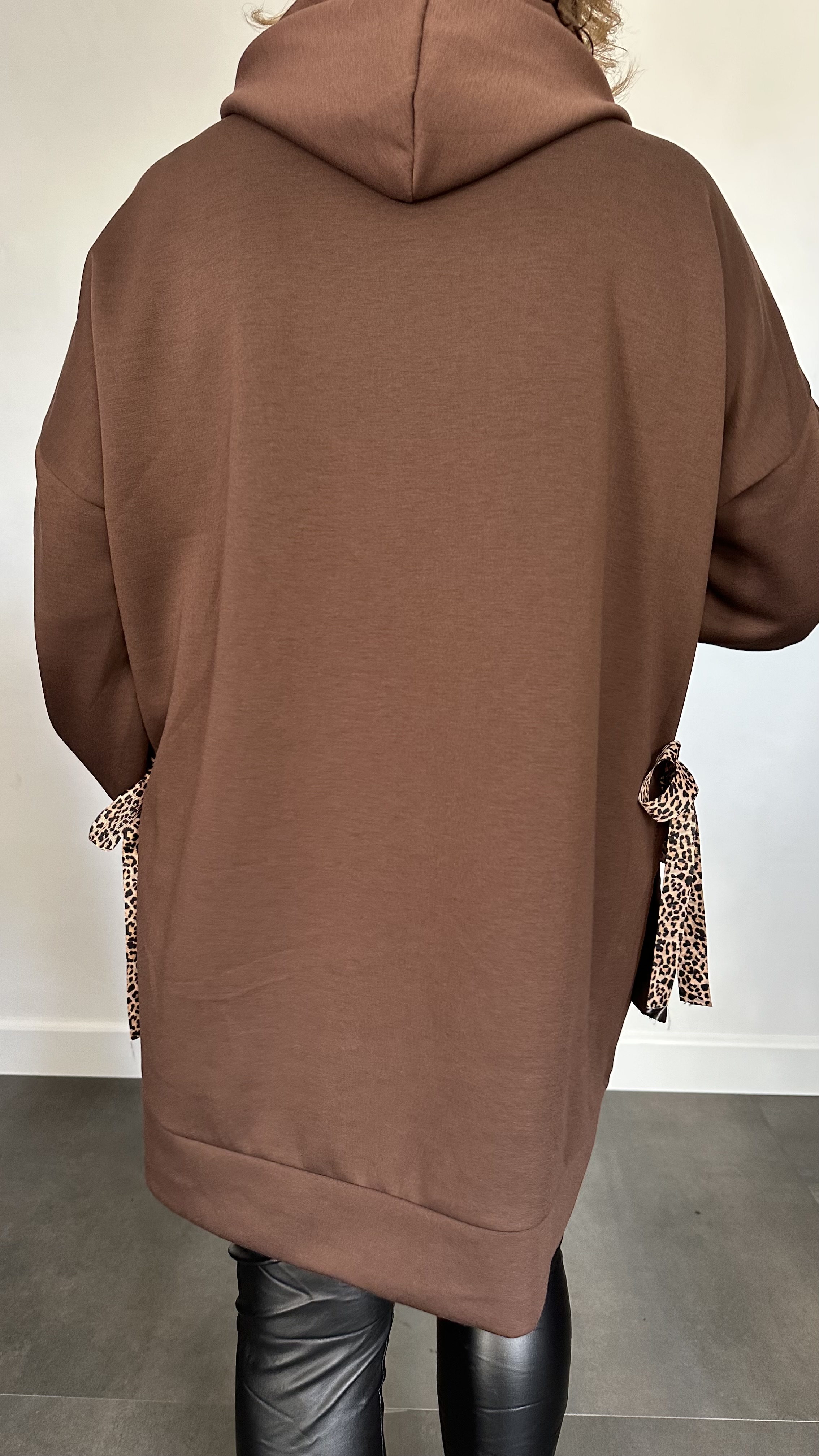 Sweater met capuchon en panter strikken bruin
