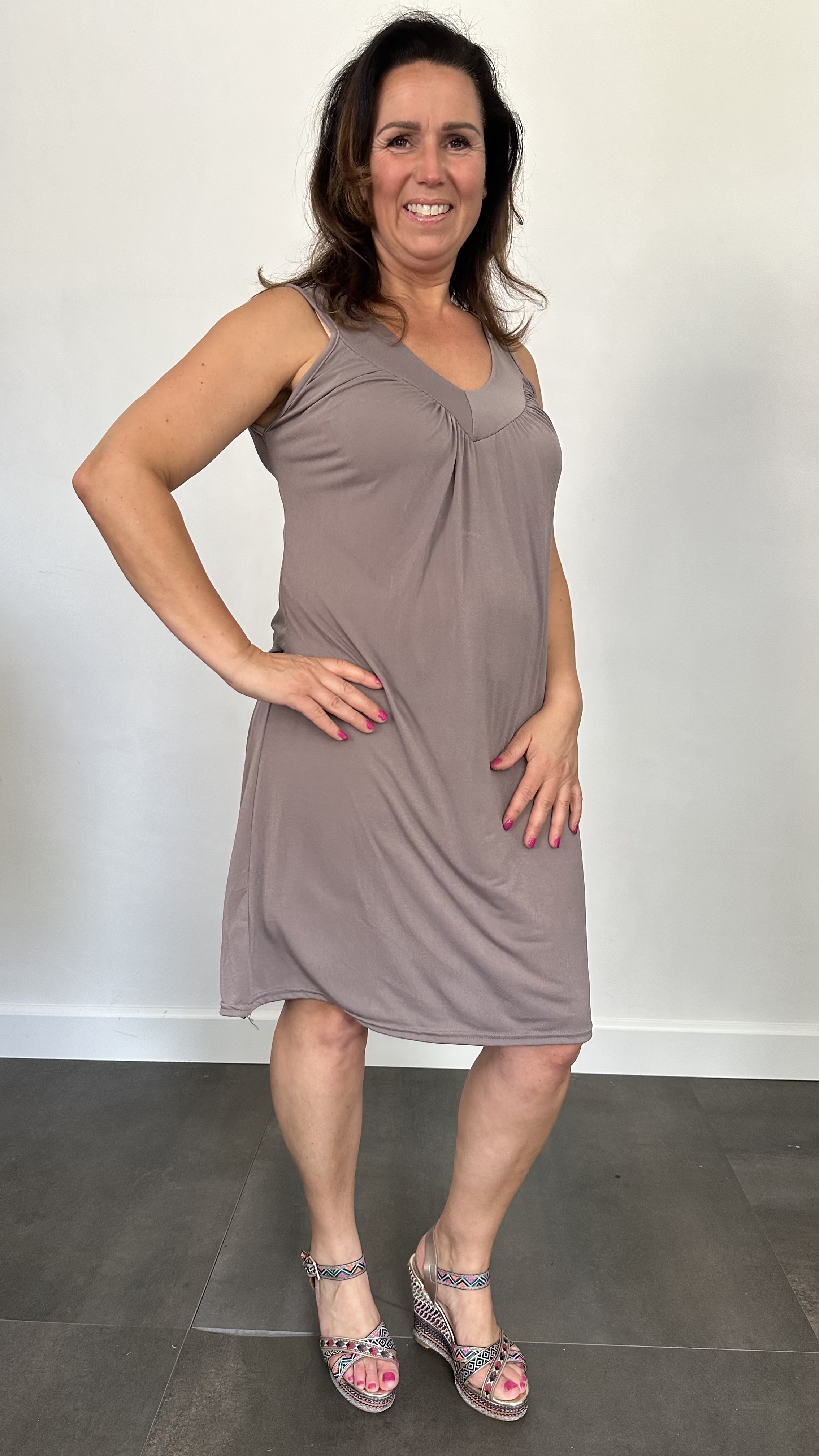 Jurkje met V-hals taupe