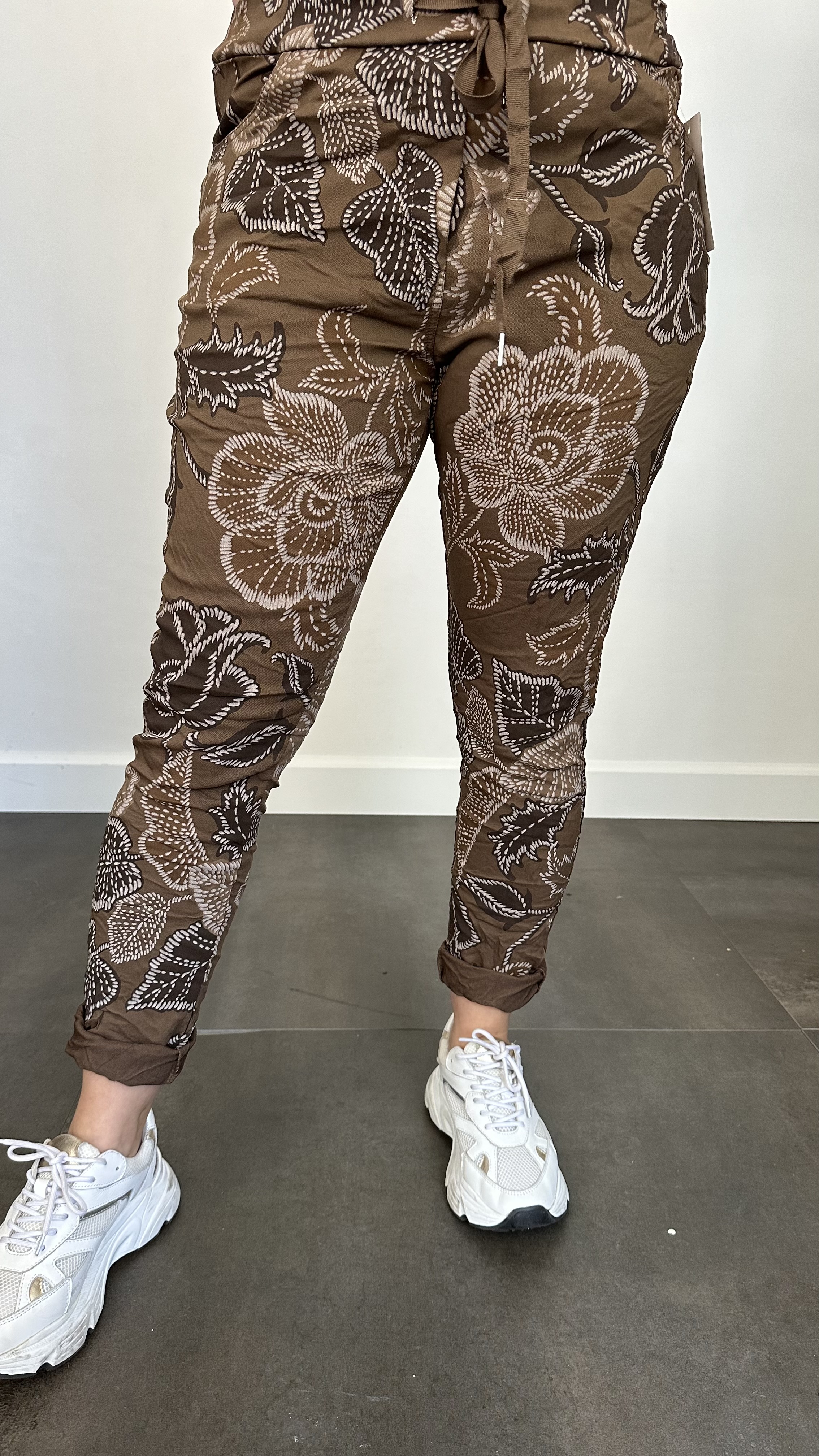 Joggjeans Feline gebloemd donker bruin