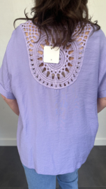 Top met gehaakt detail op de rug lila
