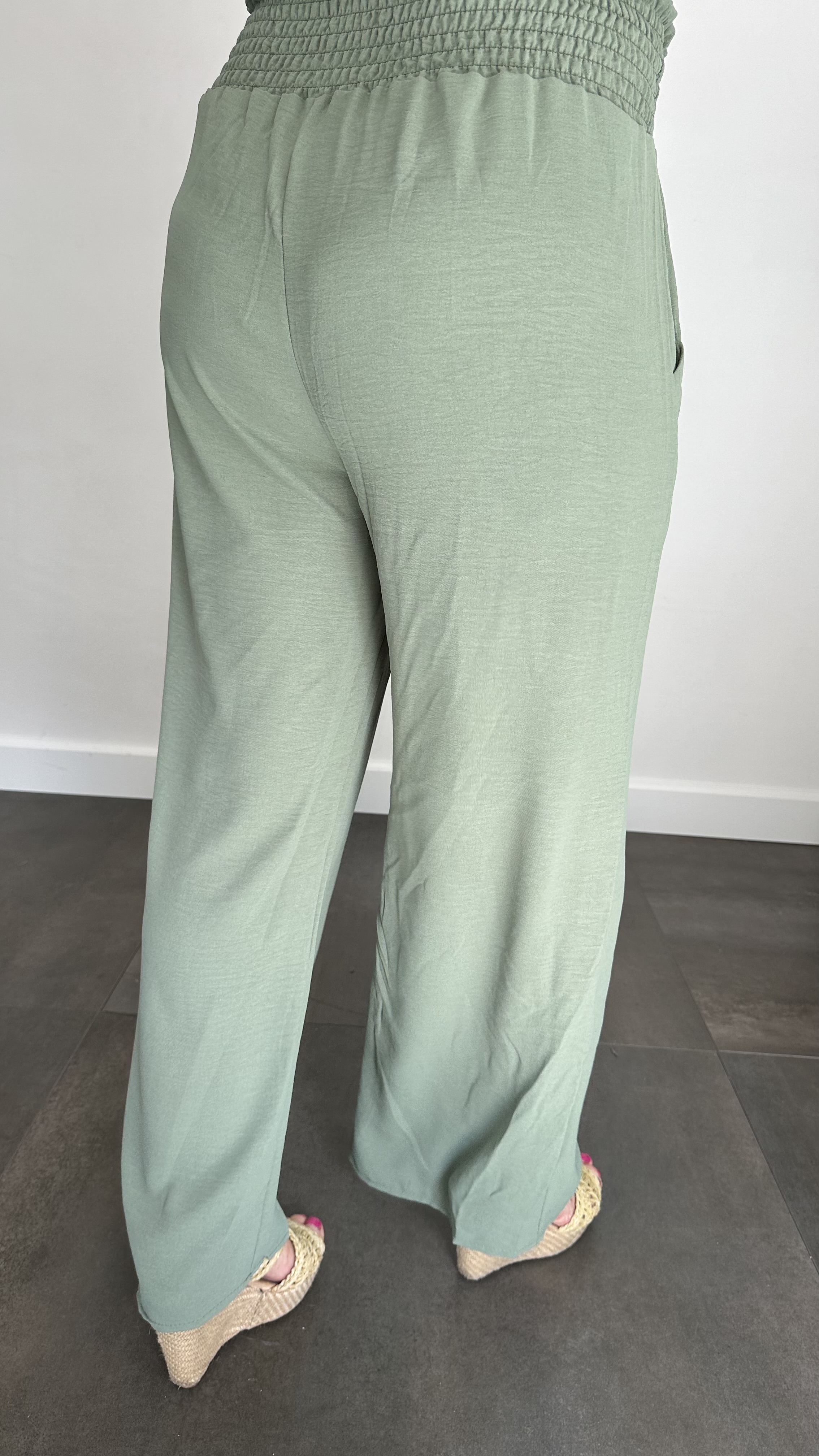 Crepe broek met gesmokte tailleband army