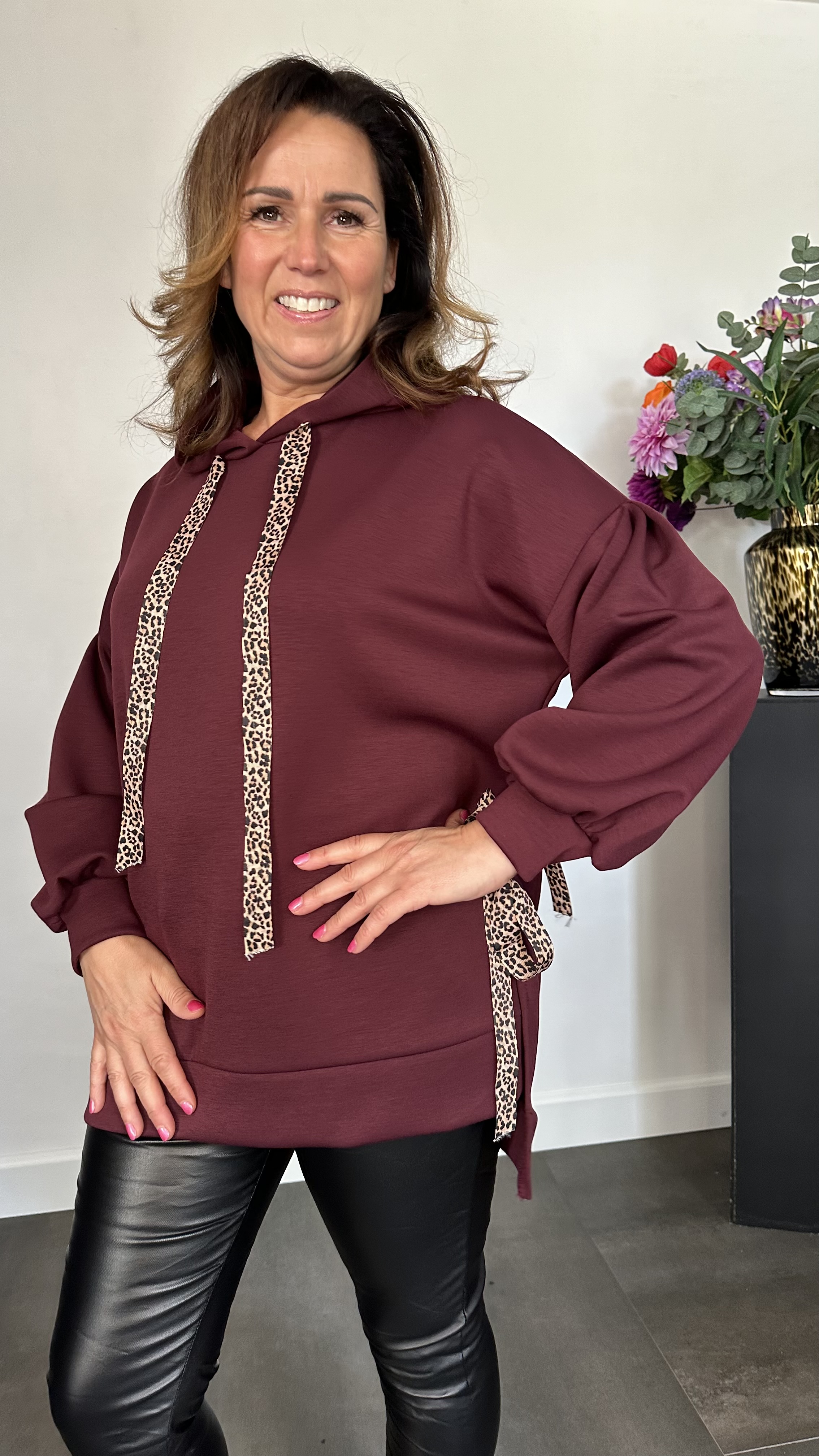 Sweater met capuchon en panter strikken wijnrood