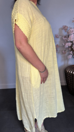 Linnenlook jurk met gehaakt kant Geel