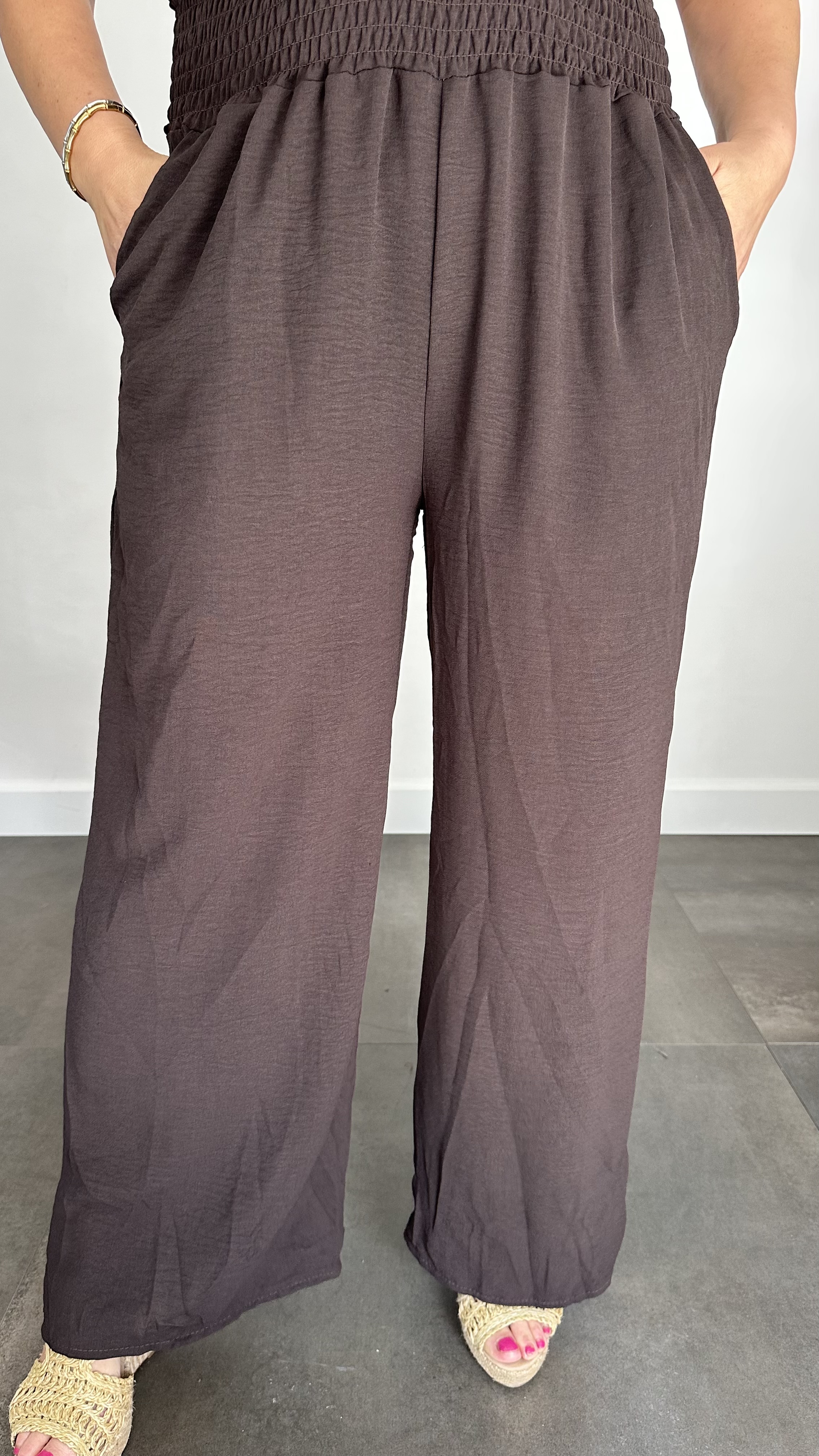 Crepe broek met gesmokte tailleband donker bruin