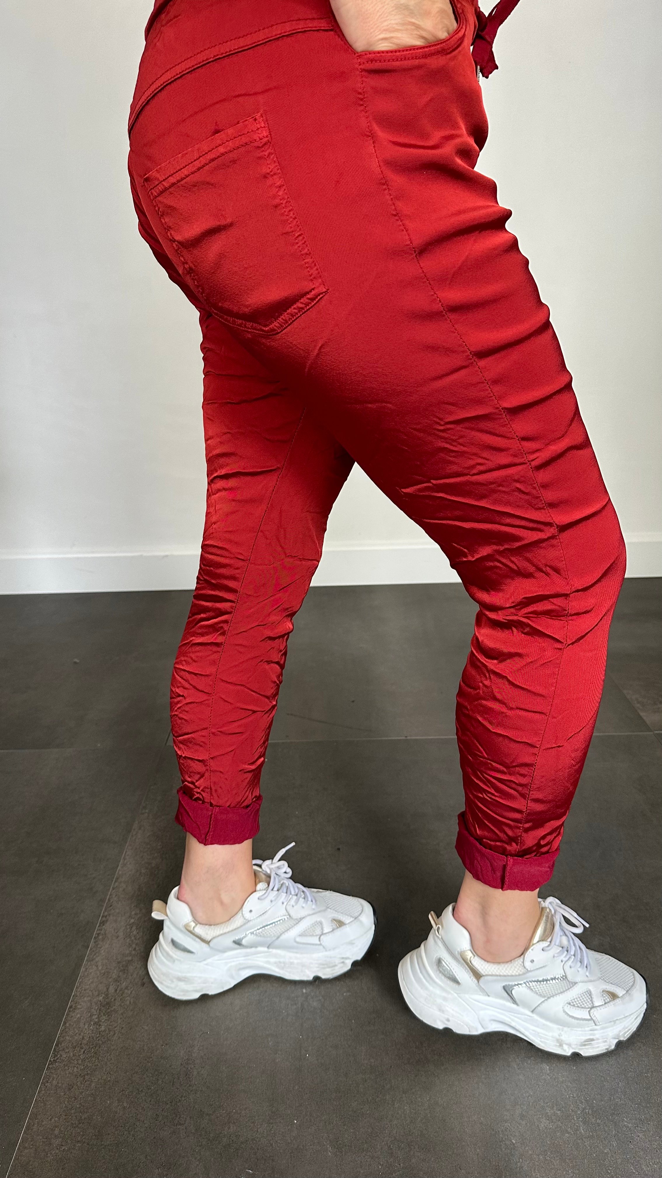 Joggjeans met glans bordeaux rood