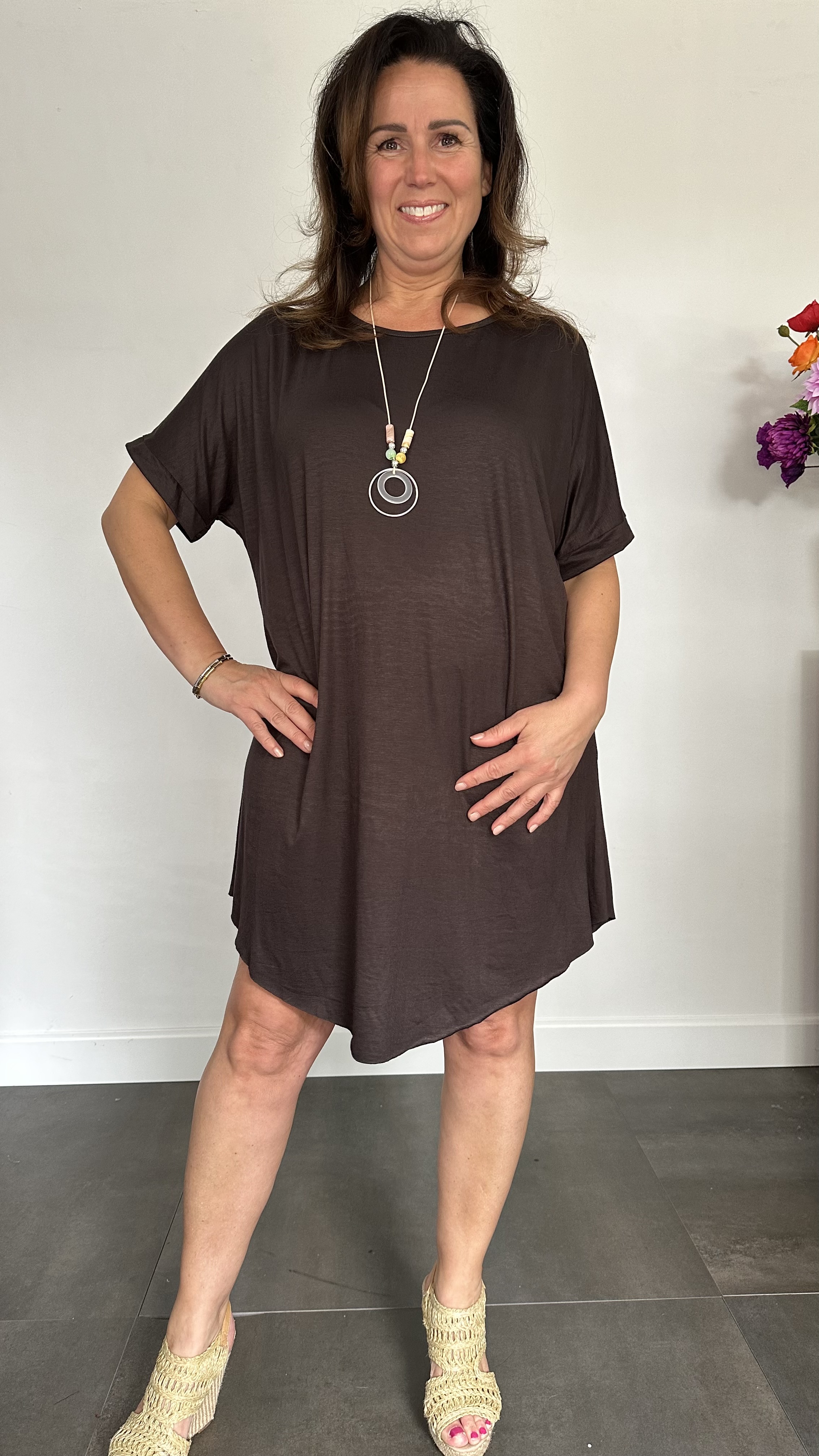 T-shirtjurk met ketting bruin
