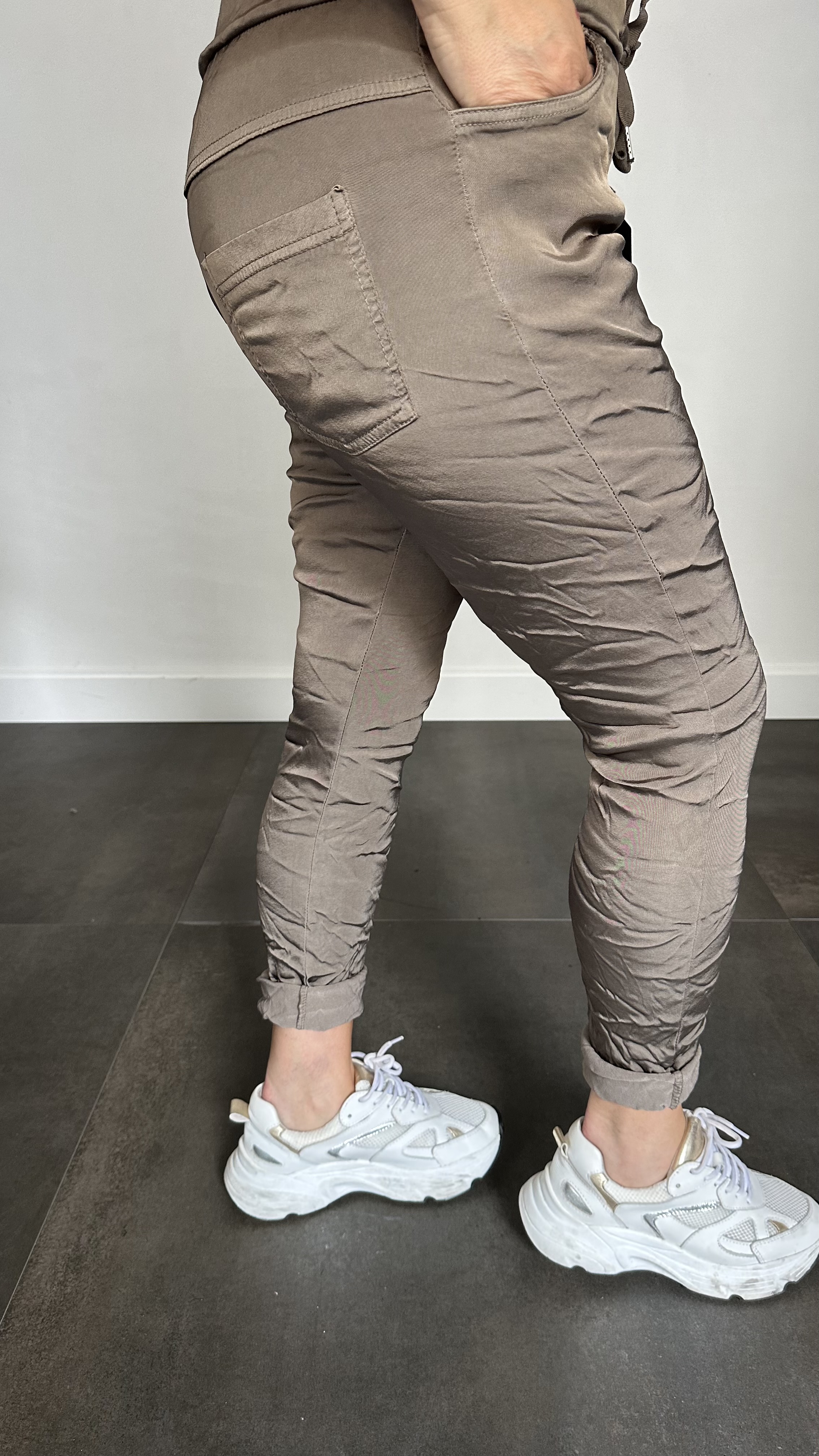 Joggjeans met glans  taupe