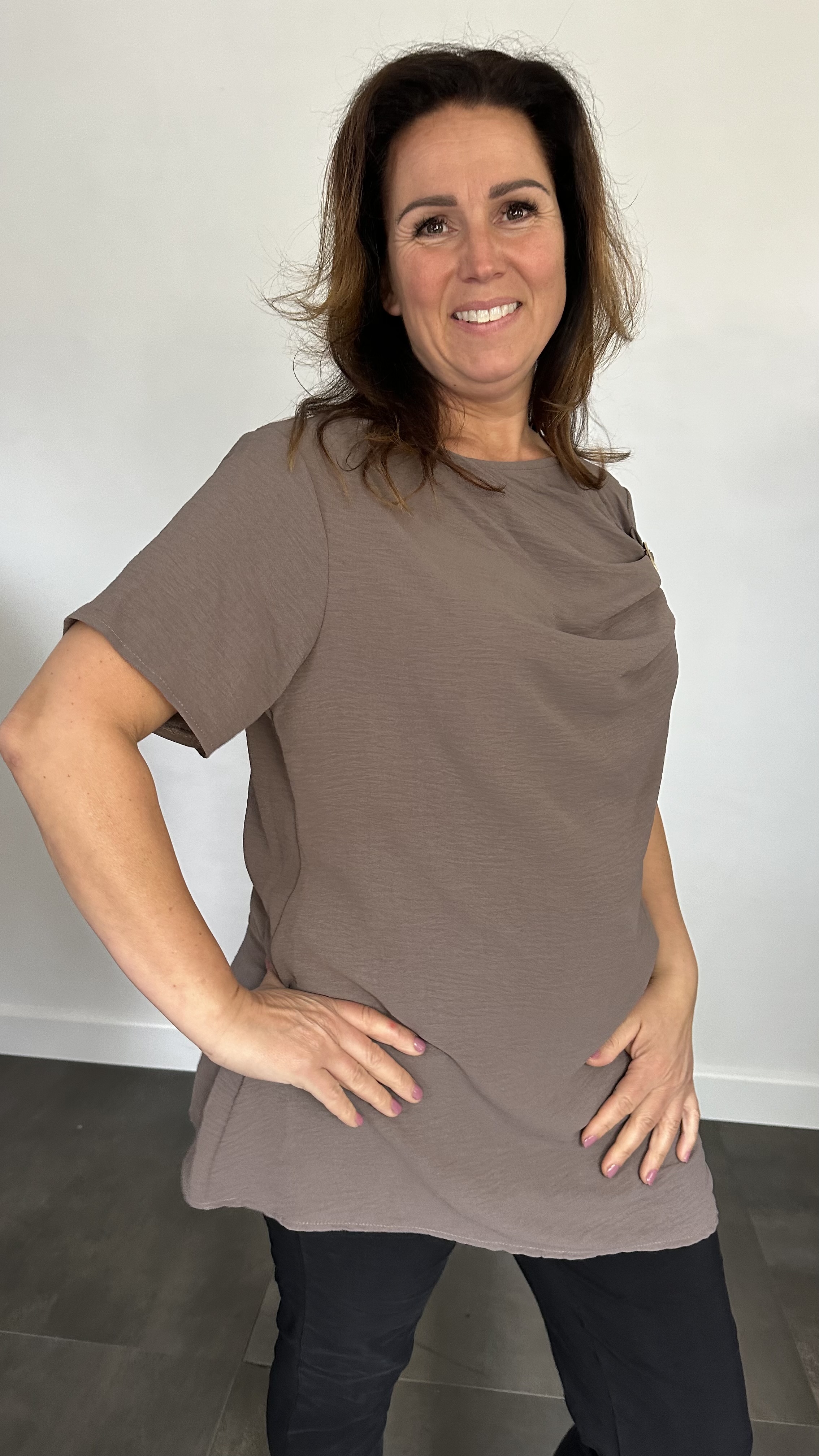 Crepe shirt met gesp taupe