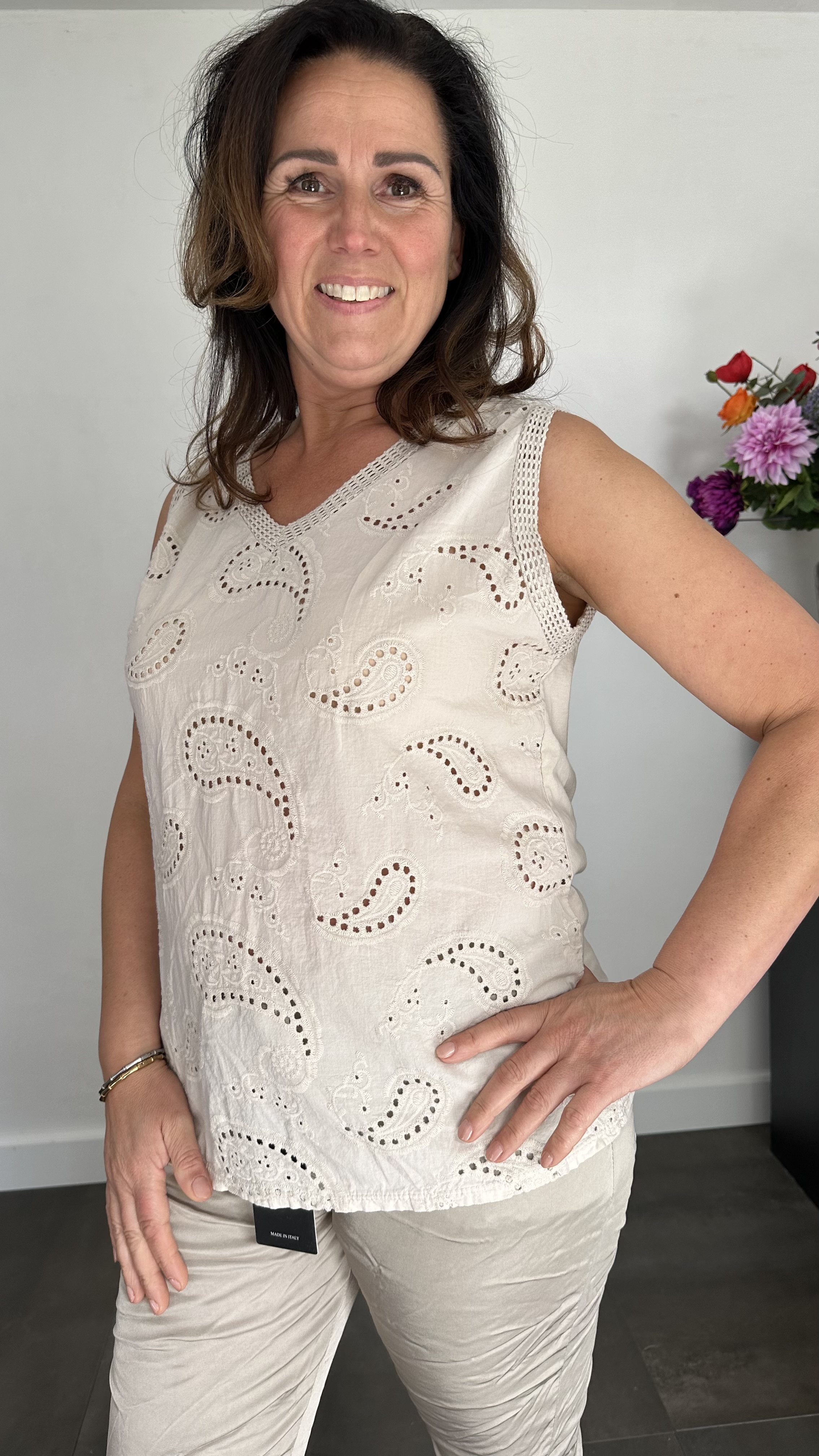 Mouwloze top broderie zand