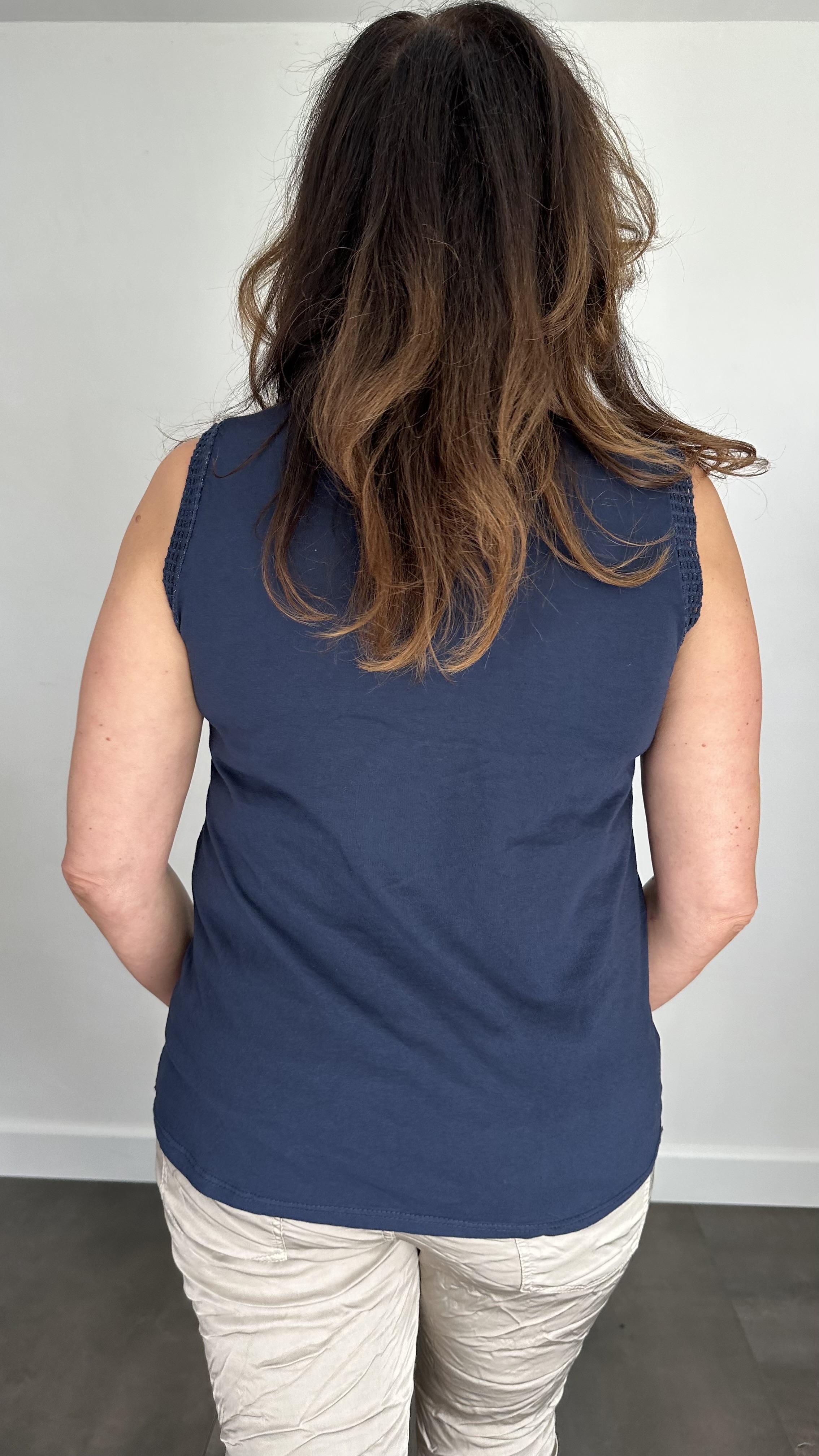 Mouwloze top broderie marine