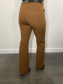 Flared pantalon met wijde pijp en riem cognac