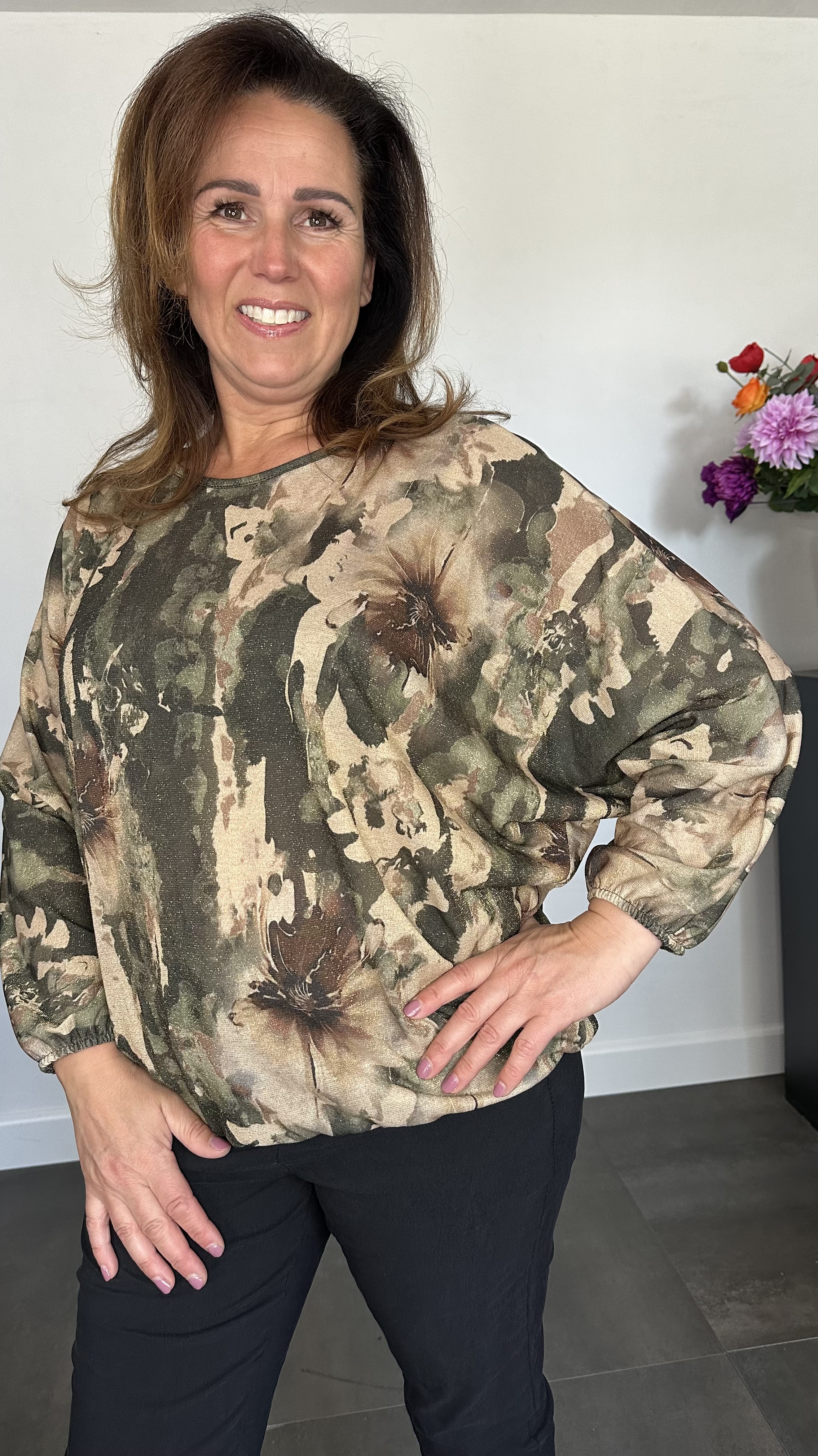 Top met elastiek marble flower army/bruin