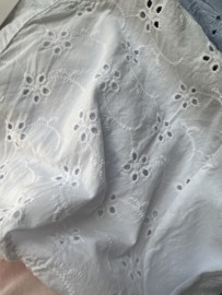 Broderie tuniek met knoop Wit