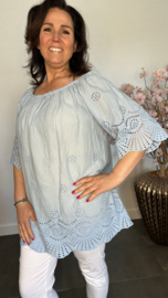 Broderie top Aurora ijsblauw