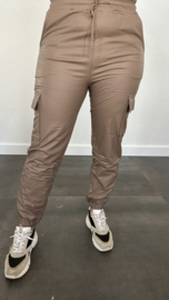 Lederlook CARGO joggjeans met elastiek taupe SALE/ACTIE