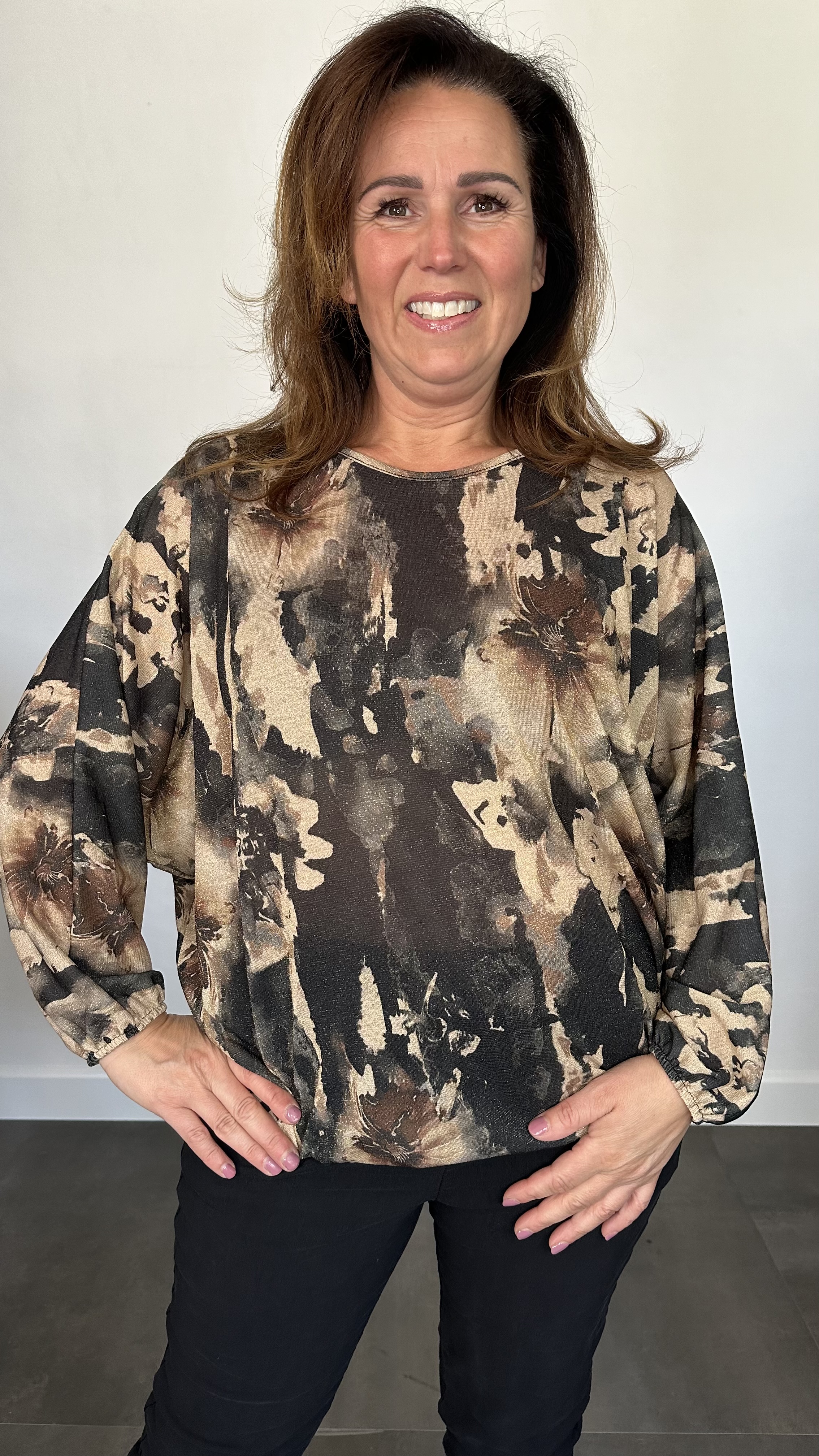 Top met elastiek marble flower zwart/bruin