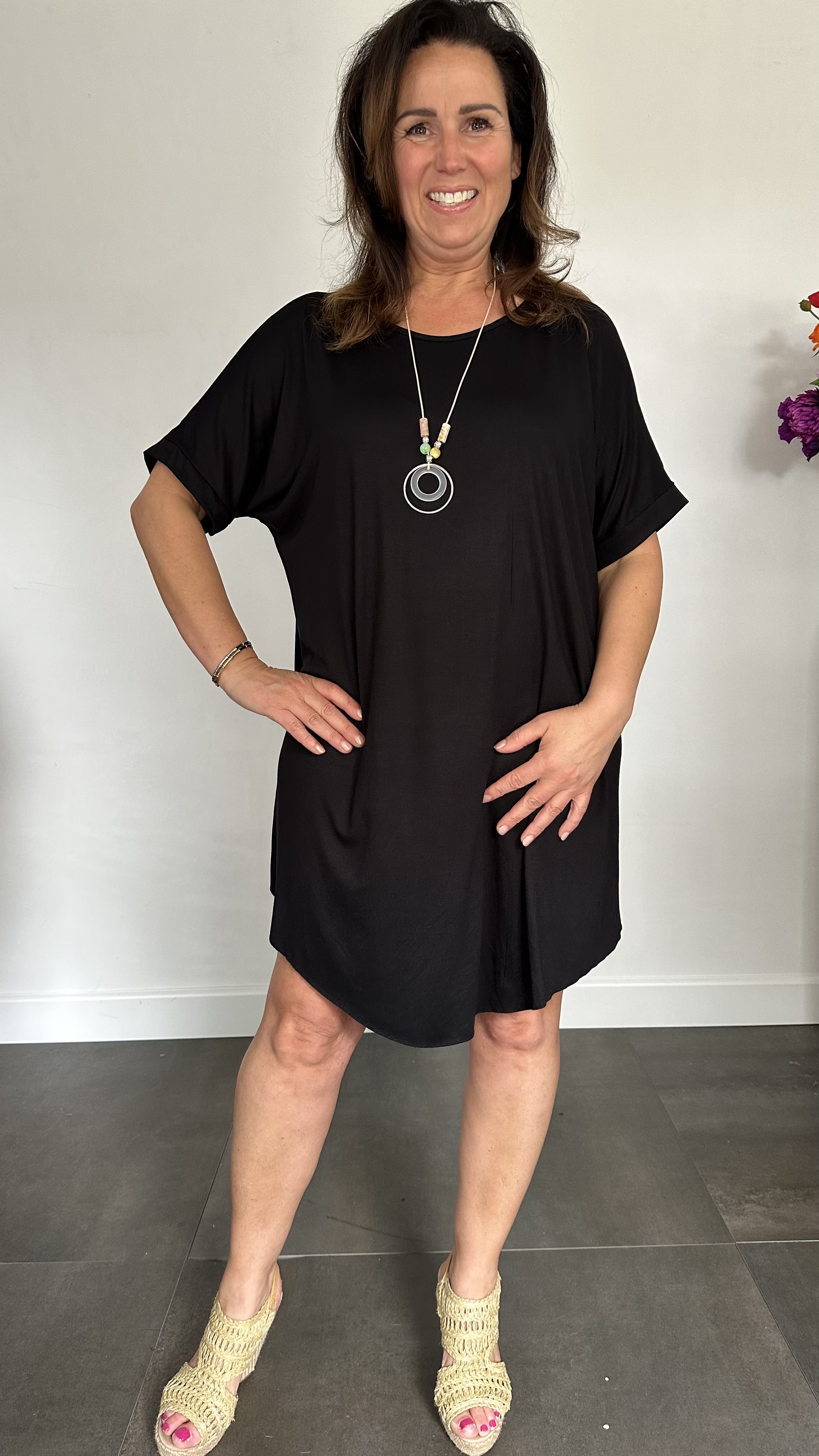 T-shirtjurk met ketting zwart