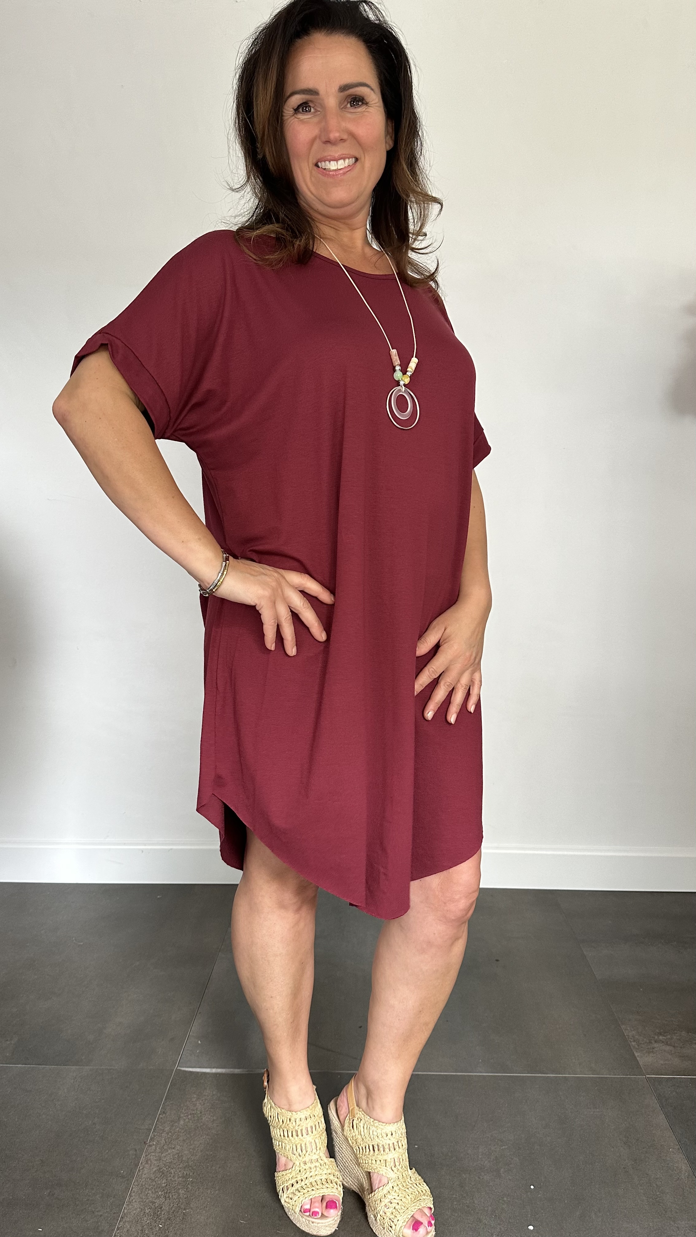 T-shirtjurk met ketting wijnrood