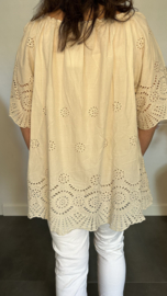 Broderie top Aurora zand