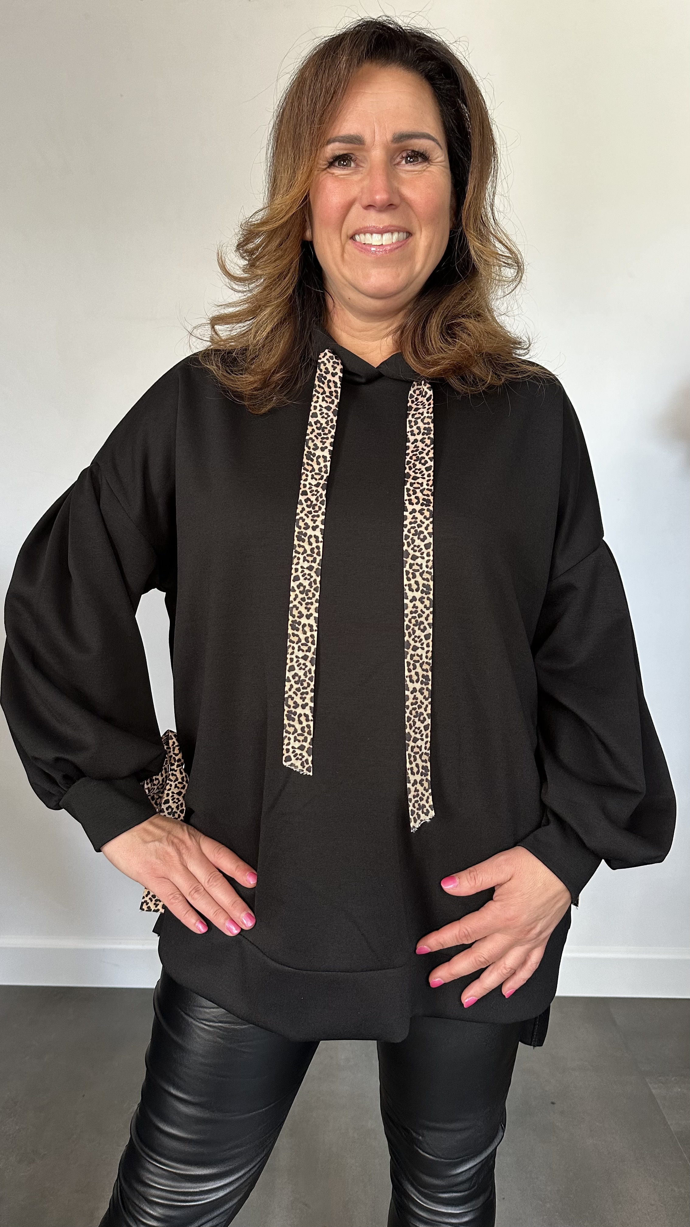 Sweater met capuchon en panter strikken zwart