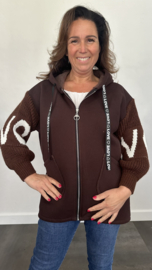 Vest met gebreide mouwen en capuchon "love" bruin