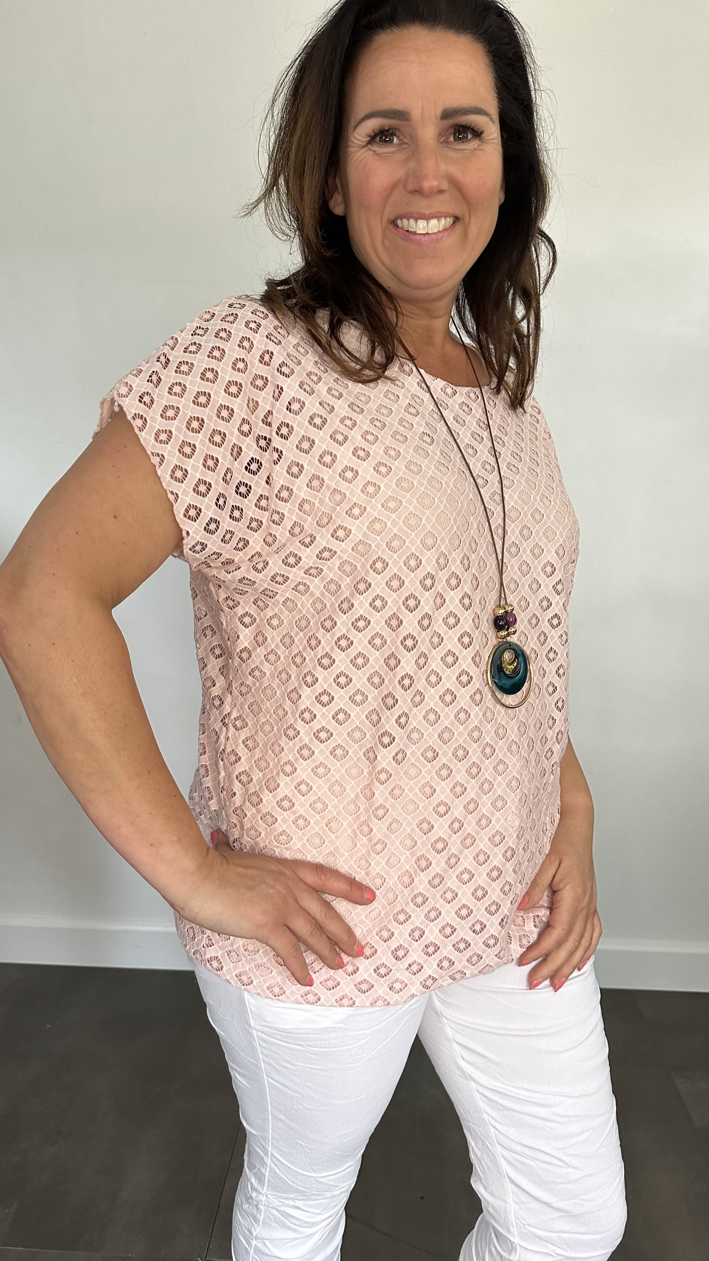 Shirt Joann met ketting roze