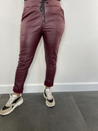 Lederlook joggjeans bordeaux +SIZE