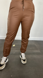 Lederlook joggjeans met elastiek cognac SALE/ACTIE